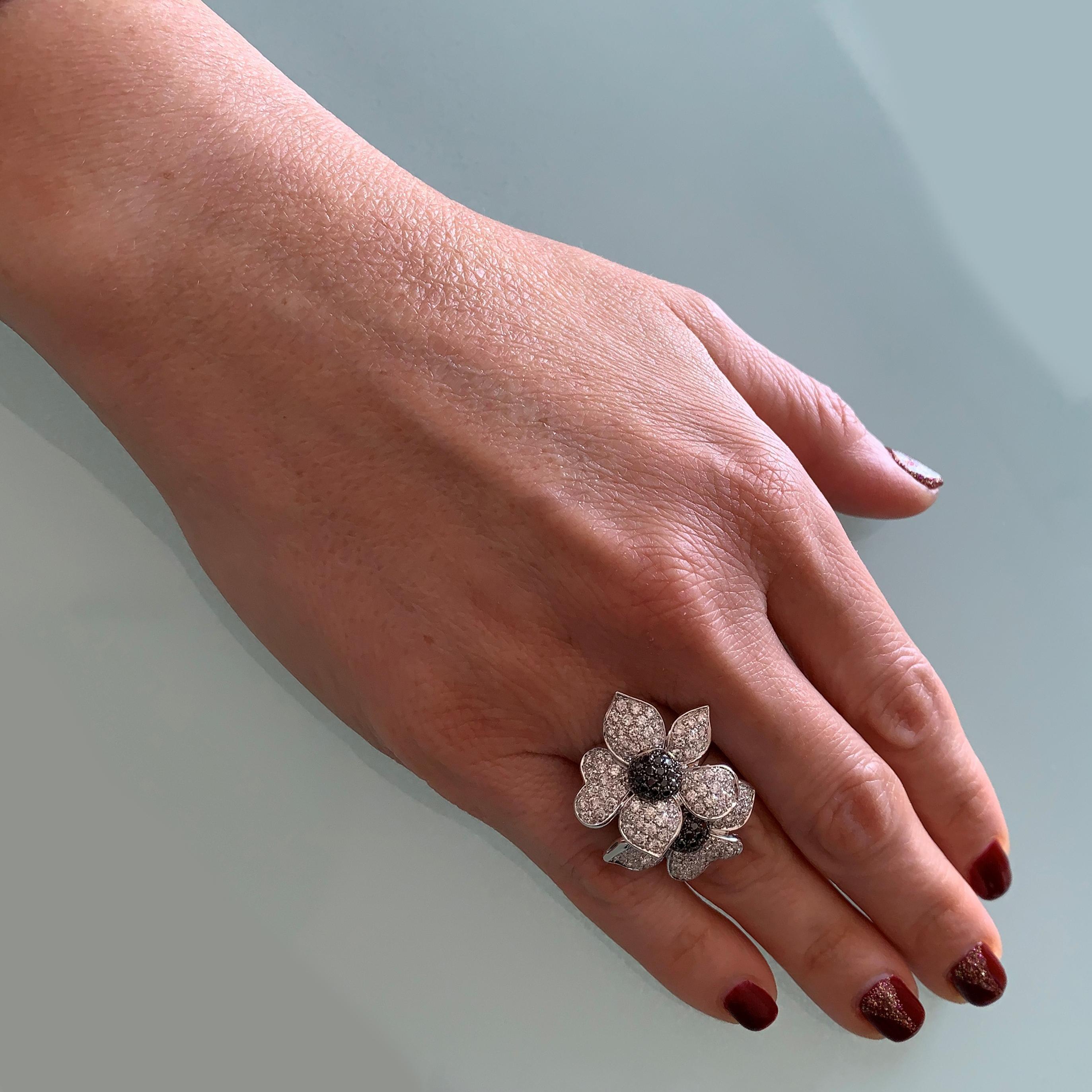 Weißer und schwarzer Diamanten-Blumenring aus Gold, hergestellt in Italien im Angebot 5