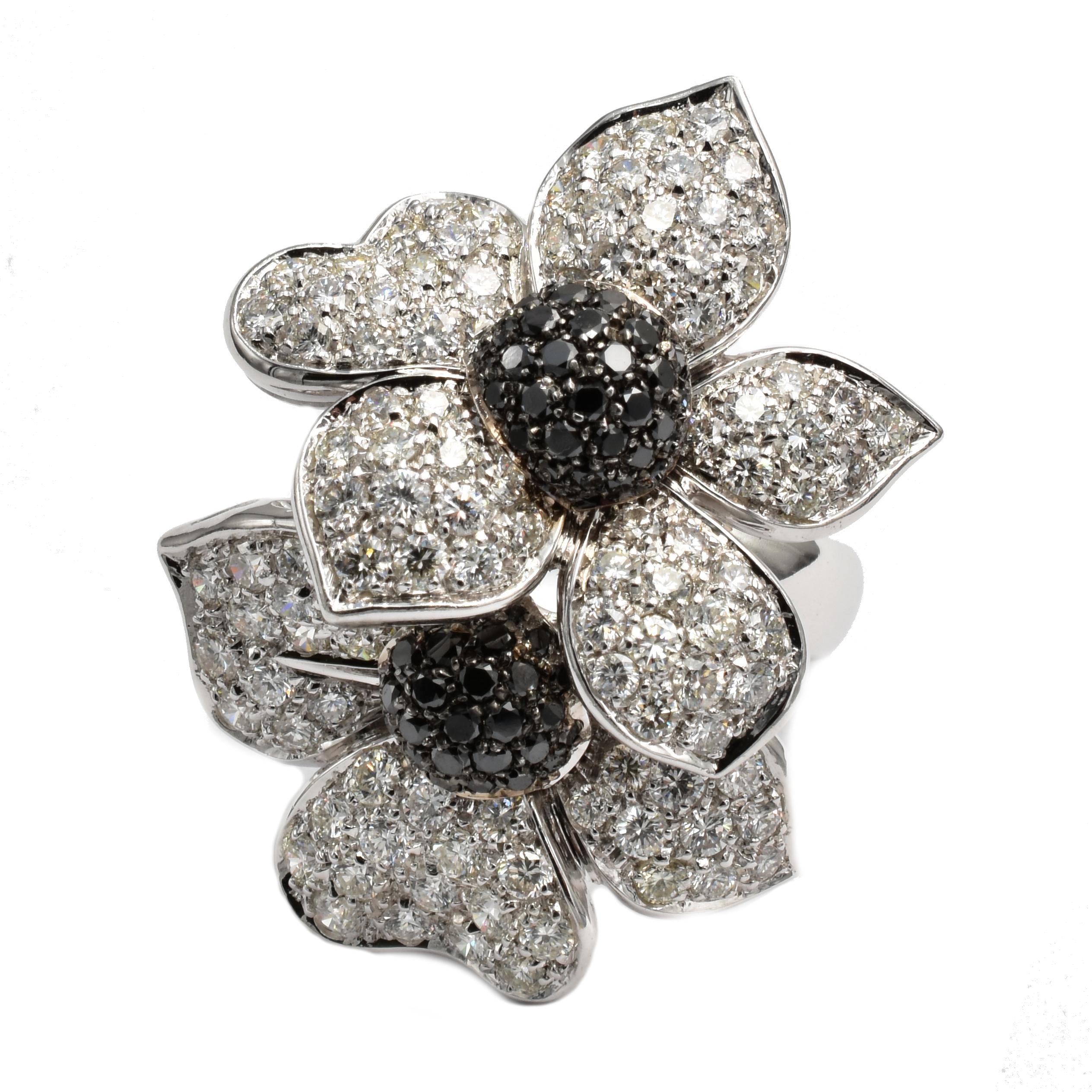 Weißer und schwarzer Diamanten-Blumenring aus Gold, hergestellt in Italien (Zeitgenössisch) im Angebot