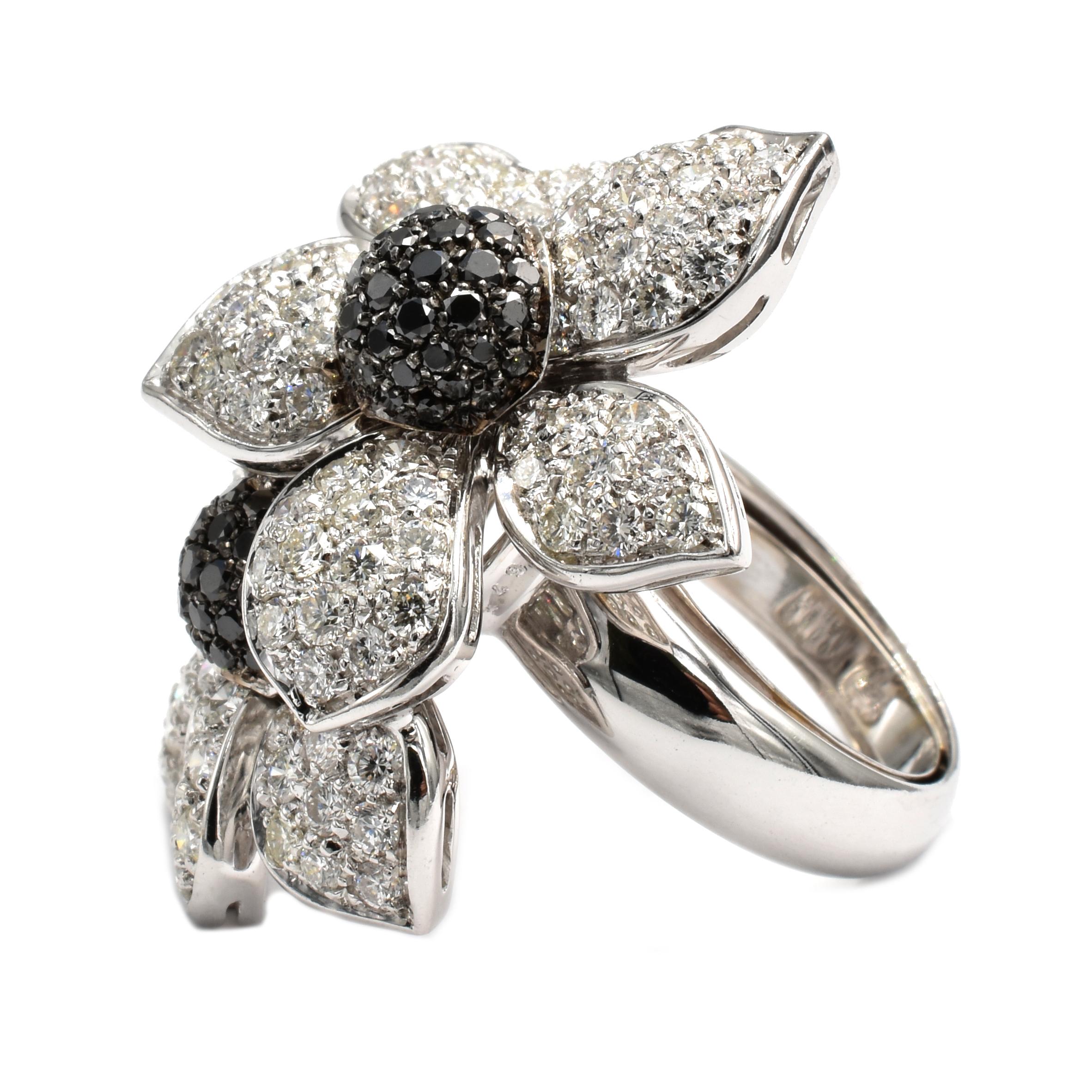 Weißer und schwarzer Diamanten-Blumenring aus Gold, hergestellt in Italien (Rundschliff) im Angebot