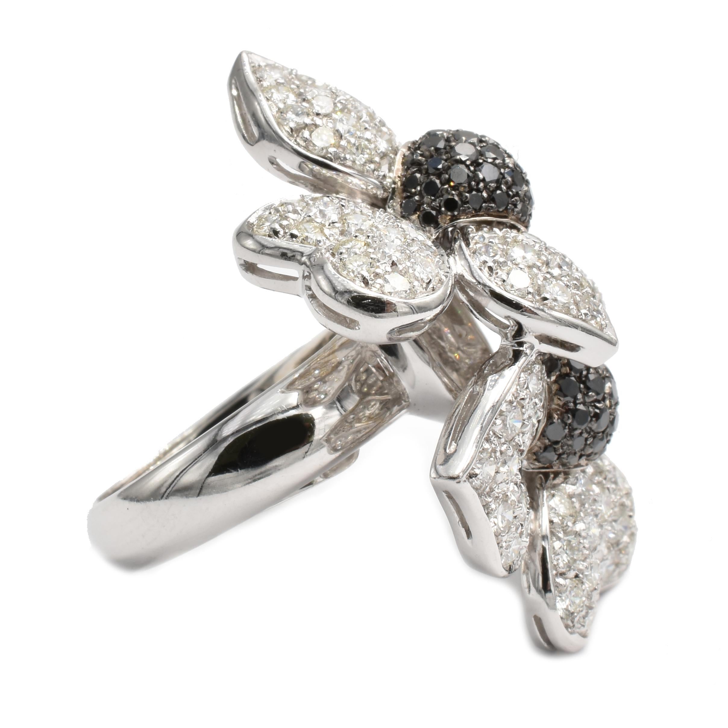 Round Cut White and Black Diamonds Flower Gold Ring Made in Italy For Sale