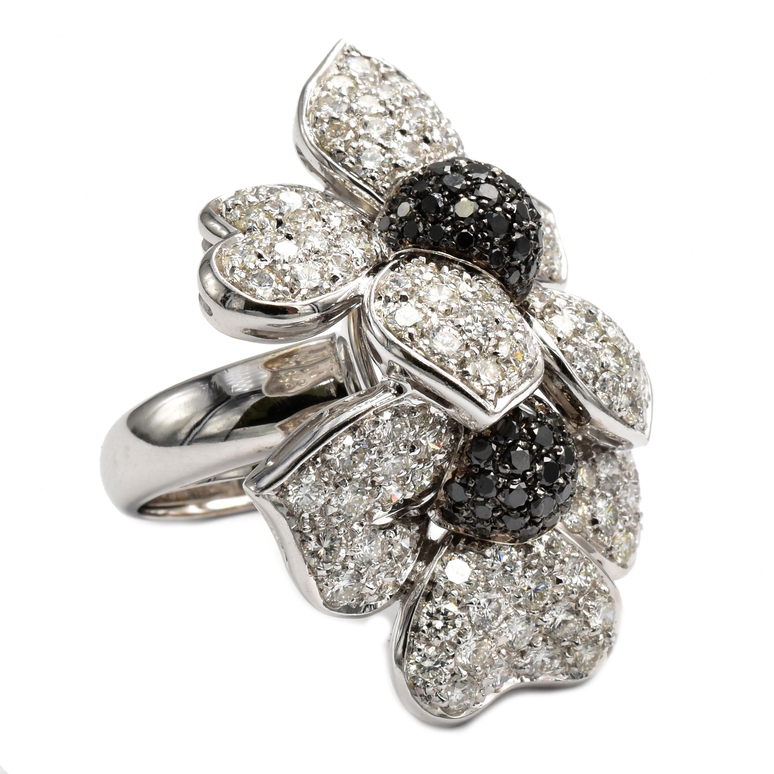 White and Black Diamonds Flower Gold Ring Made in Italy In New Condition For Sale In Valenza, AL