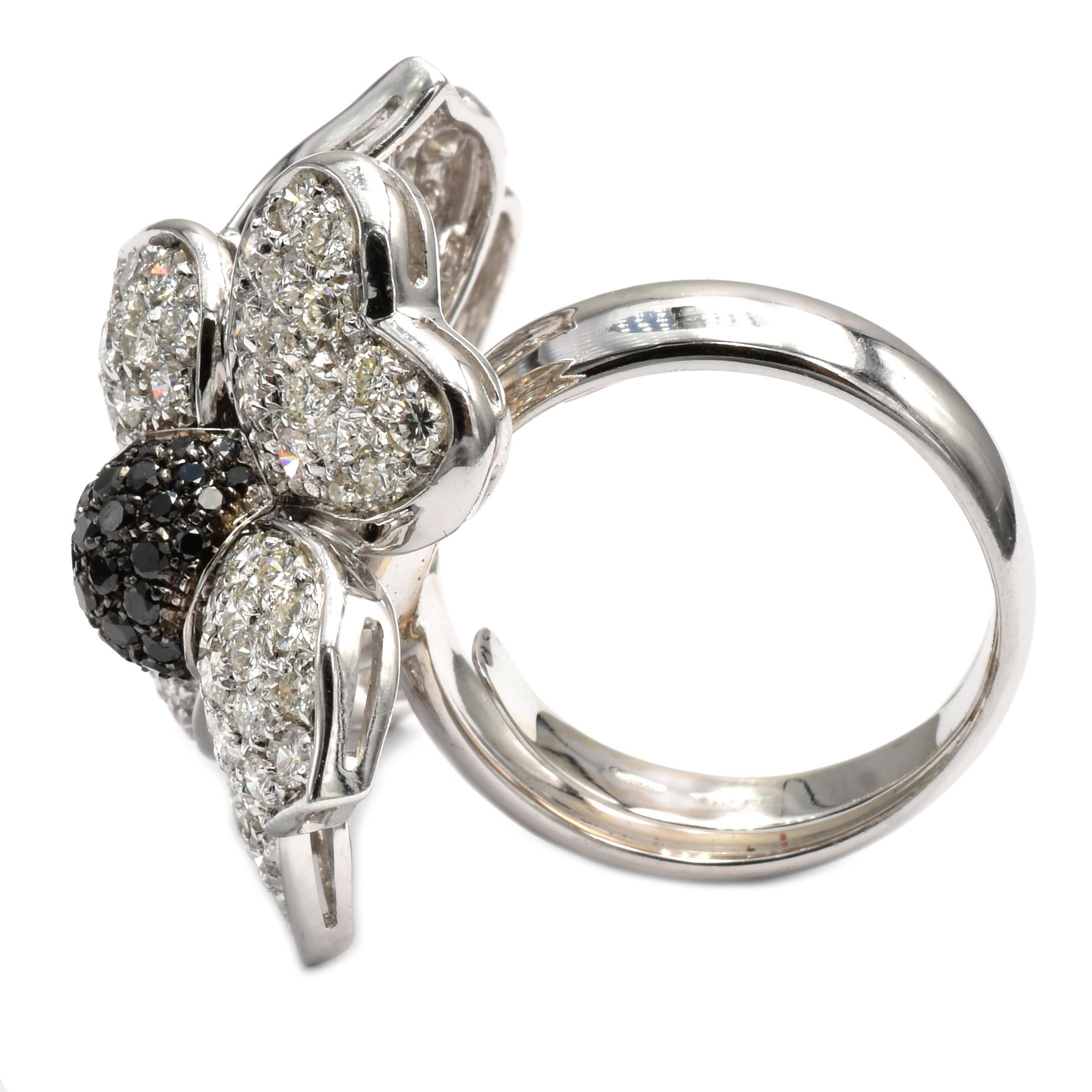 Women's White and Black Diamonds Flower Gold Ring Made in Italy For Sale