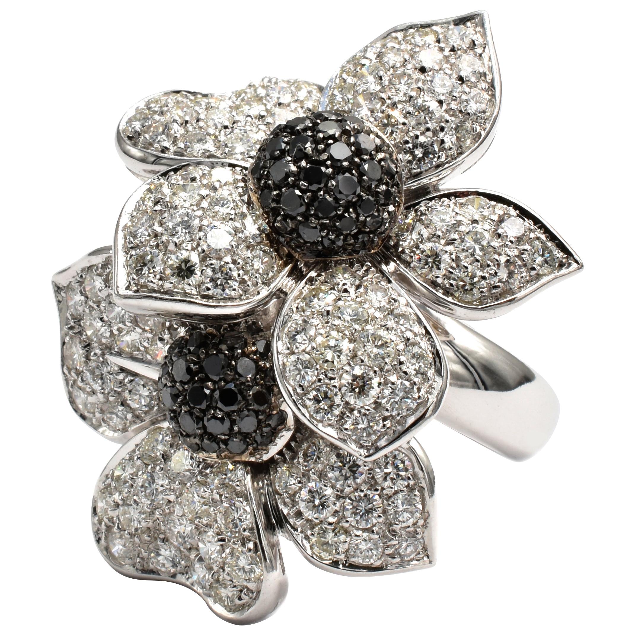 Weißer und schwarzer Diamanten-Blumenring aus Gold, hergestellt in Italien im Angebot