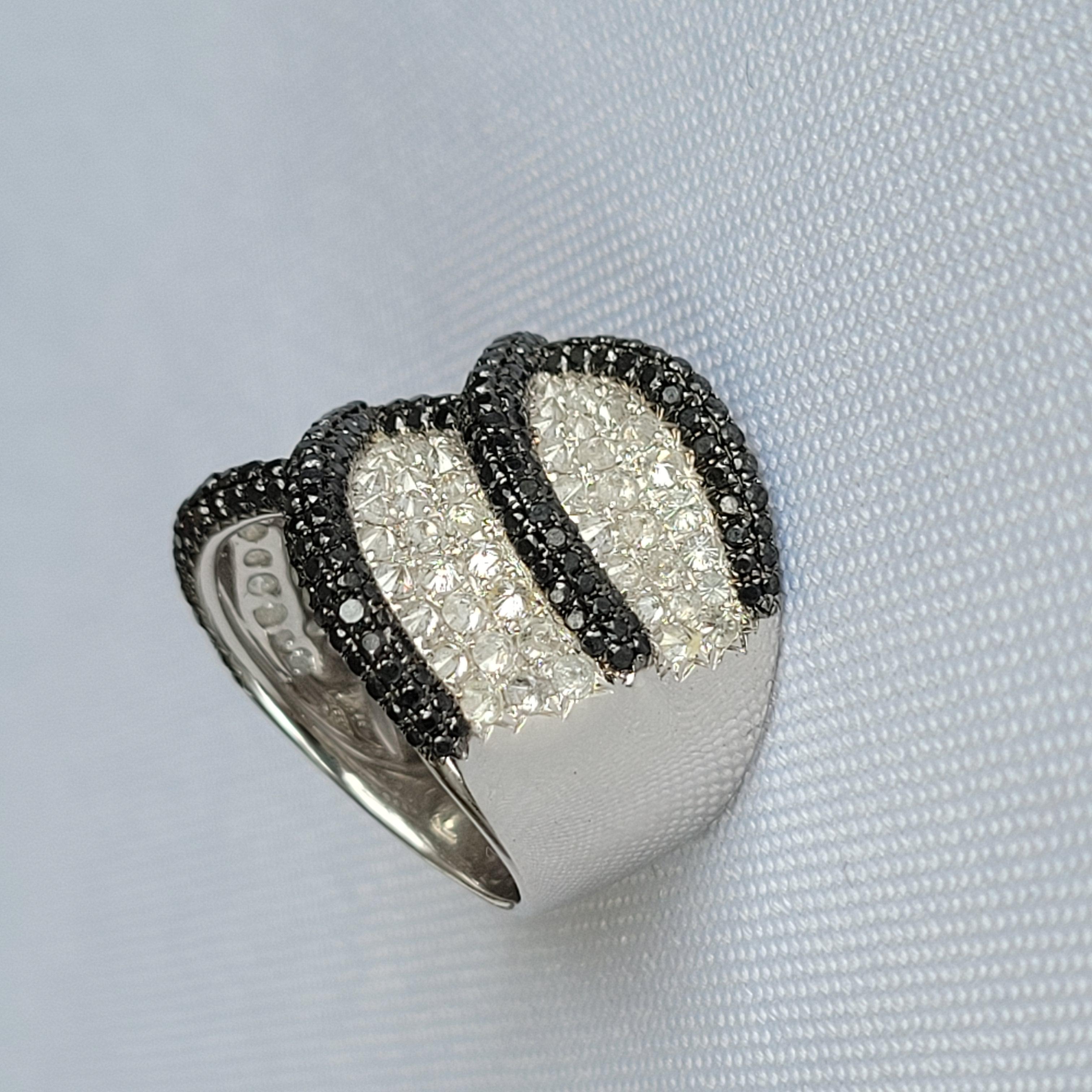 WHITE AND BLACK DIAMOND RING

this magnificent ring consist of 94 Round Diamonds approximately 1.7 ct, 
279 Black Diamonds - 1.7 ct
18 K 10.33 gr

Size 6.5 US