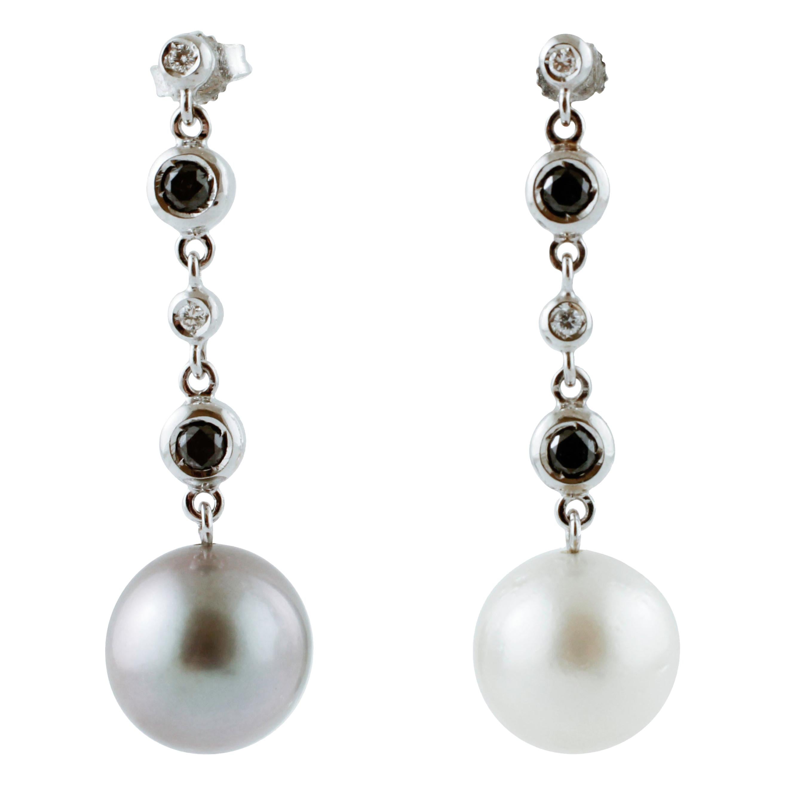 Boucles d'oreilles en or 18 carats, diamants blancs et noirs, perles blanches et grises des mers du Sud