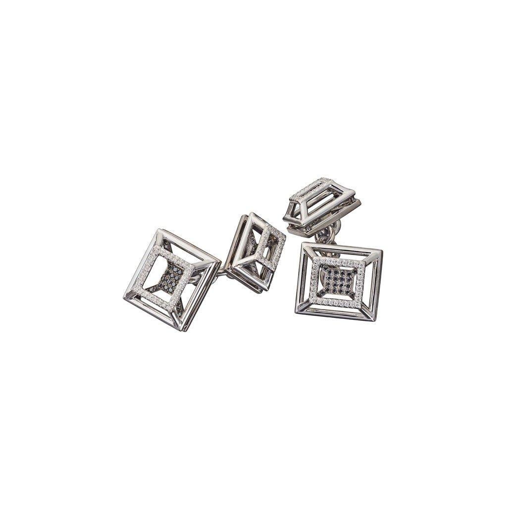 Diamantes blancos y negros hechos a mano en oro blanco y plata de ley rodiada. Te los ofrecemos en gemelos de dos estilos diferentes.

Pavé: Diamantes Blancos 0,47ct.; Diamantes Negros 0,22ct.; Espinela Negra 0,32ct.
Material: Oro blanco 750; Plata