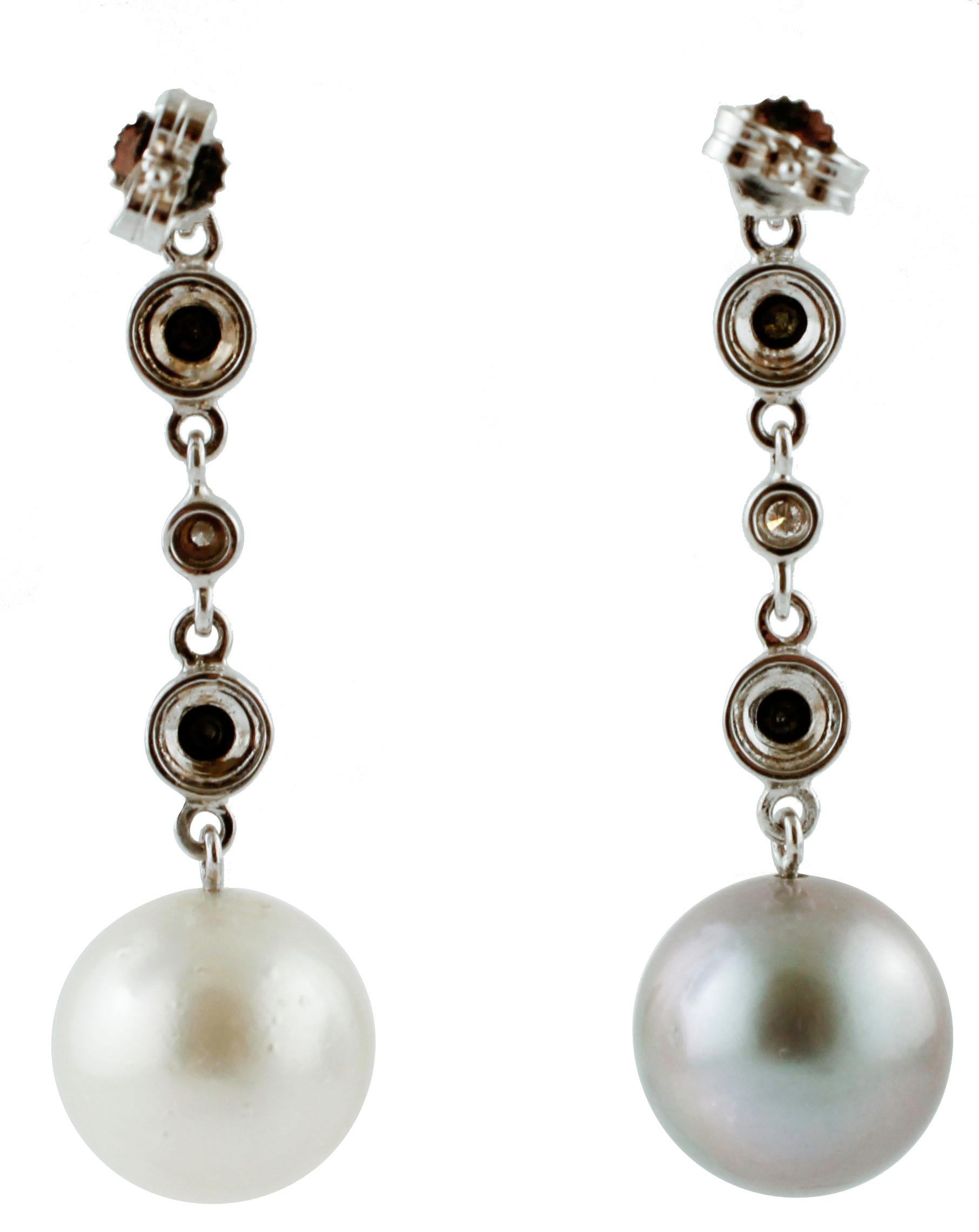 Unico ed elegante paio di orecchini a goccia realizzati in oro bianco 18 carati con diamanti bianchi (0,11 carati) e neri (0,87 carati) su due file e perle bianche (3,5 g) e grigie (3,8 g) del mare del sud (14 mm).
Diamanti bianchi 0,11 ct
Diamanti