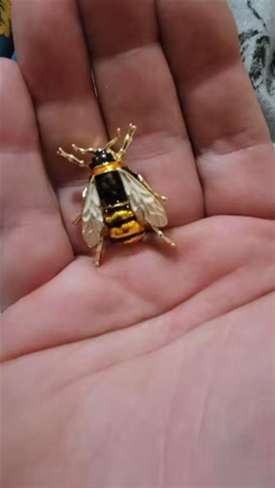 White and Black Enamel Bumblebee Golden Vintage Brooch Pin 1