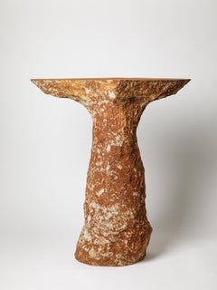 Weiß und schwarz engobierte Stele aus Steingut von Jean Ponsart, 2024.