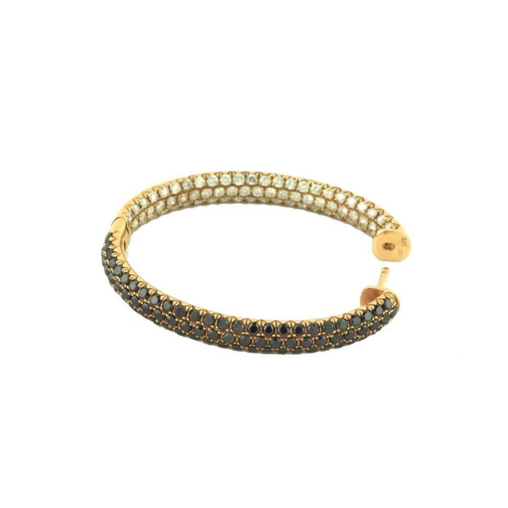 
Stile: Orecchini a lobo grandi con diamante Inside Out

Metallo: Oro rosa

Purezza del metallo: 14k

Pietre: Diamanti bianchi

                  Diamanti neri

Peso dei diamanti bianchi: 6 carati (3 carati per ogni orecchino)

Peso dei diamanti