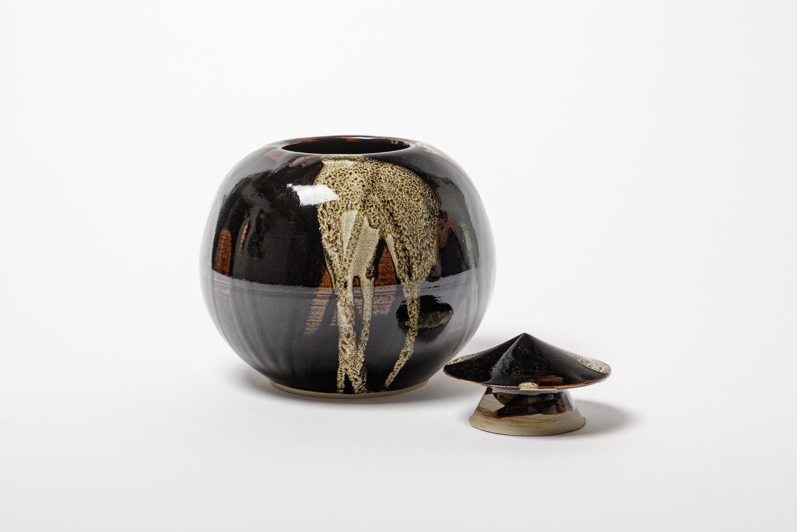 Modern white and black japanese form stoneware ceramic box by ATOI circa 2010 For Sale