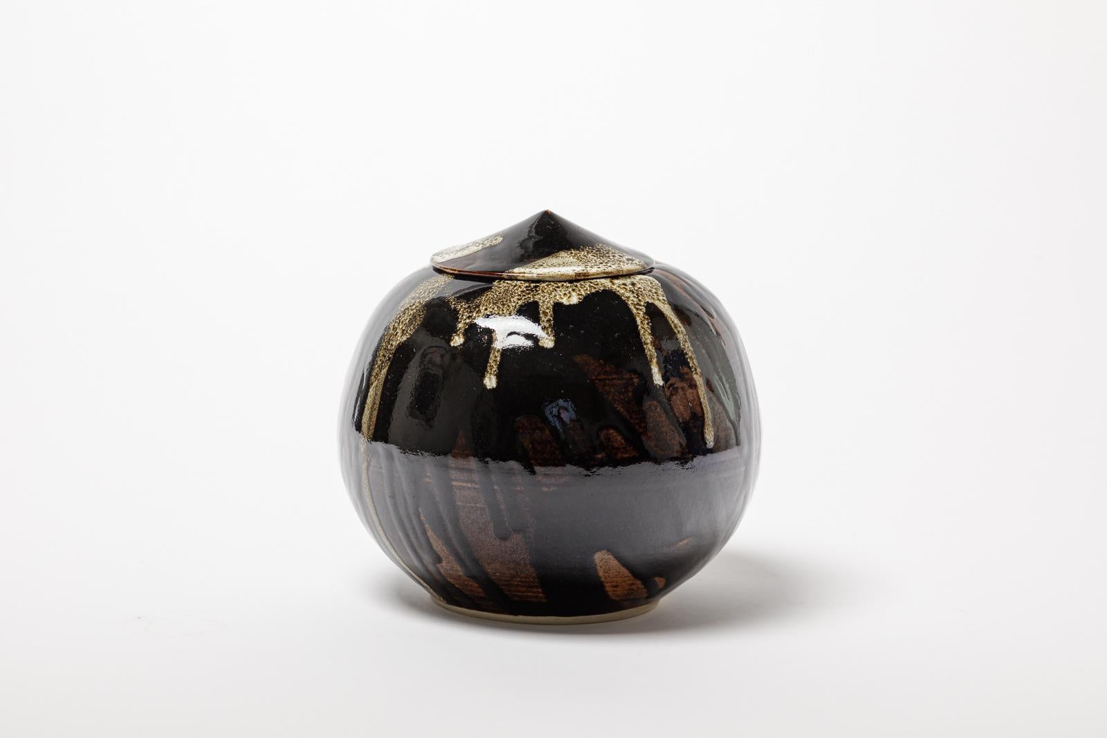 white and black japanese form stoneware ceramic box by ATOI circa 2010 In Excellent Condition For Sale In Neuilly-en- sancerre, FR