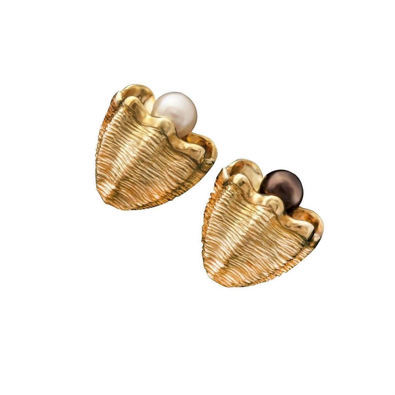 White and Black Pearl 18 Karat GIANT CLAM SHELL Earrings by John Landrum Bryant In New Condition For Sale In New York, NY