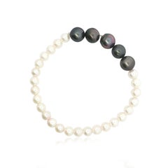 Weißes und schwarzes Perlen-Stretcharmband in Komfort-Passform für bis zu 8-Zoll-Handgelenk