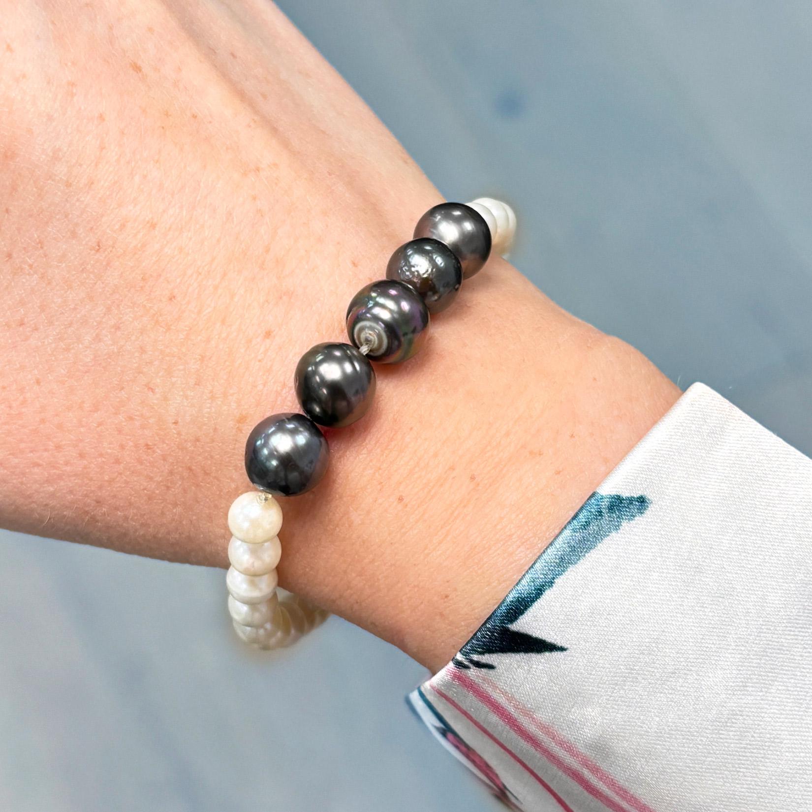 Contemporaneo Bracciale elasticizzato di perle bianche e nere con vestibilità comoda per polsi fino a 8 pollici in vendita