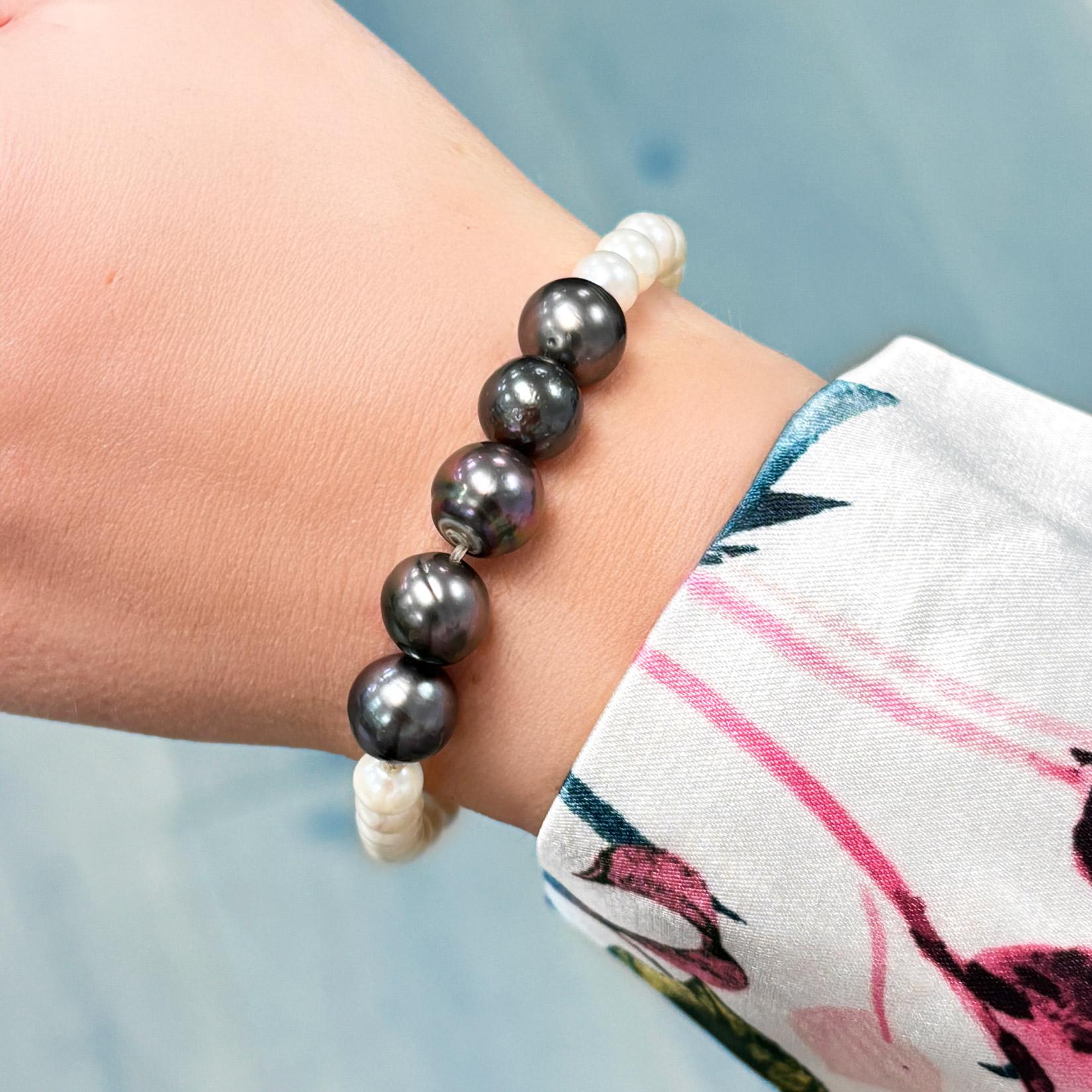 Taglio rotondo Bracciale elasticizzato di perle bianche e nere con vestibilità comoda per polsi fino a 8 pollici in vendita