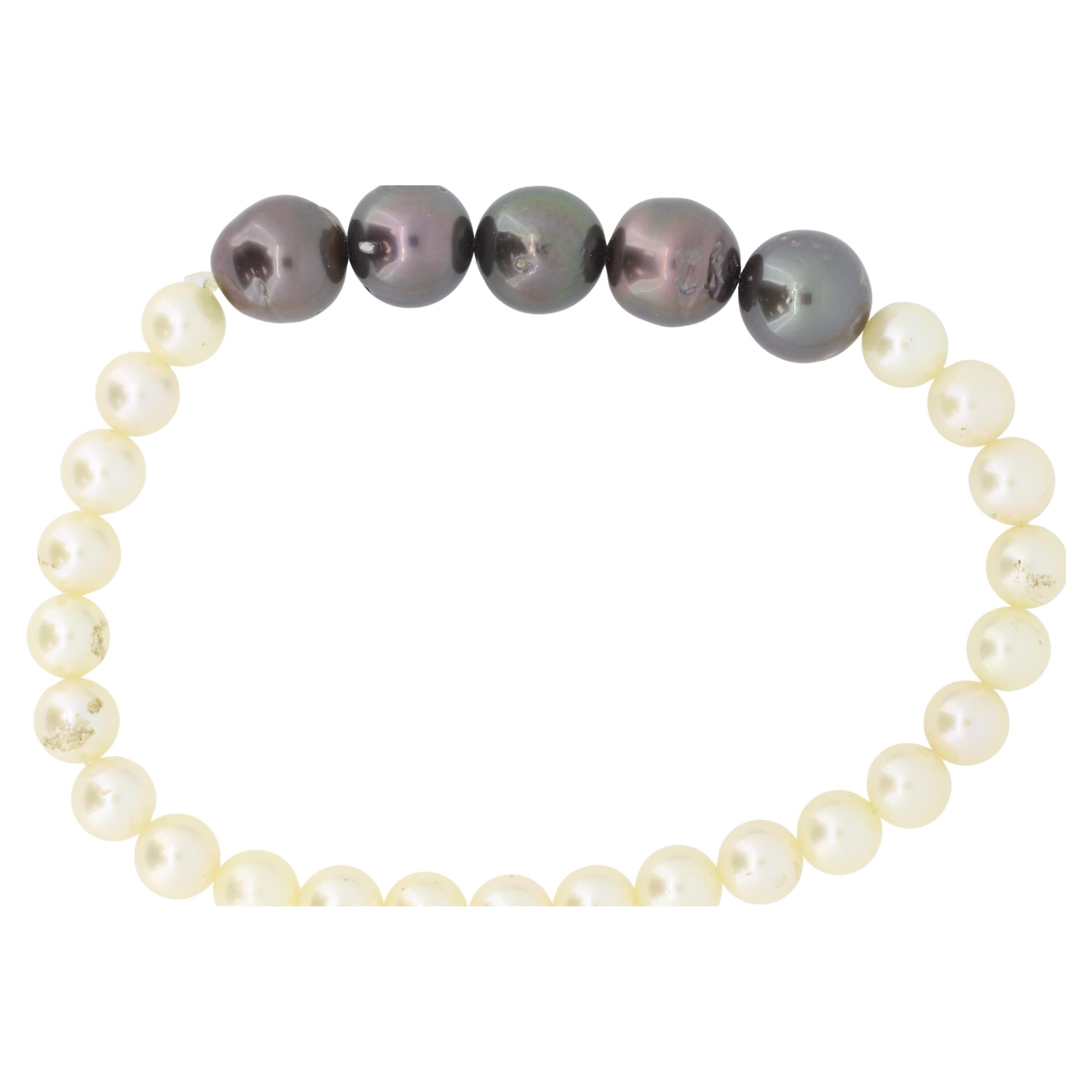 Bracciale elasticizzato di perle bianche e nere con vestibilità comoda per polsi fino a 8 pollici In condizioni Nuovo in vendita a GREAT NECK, NY