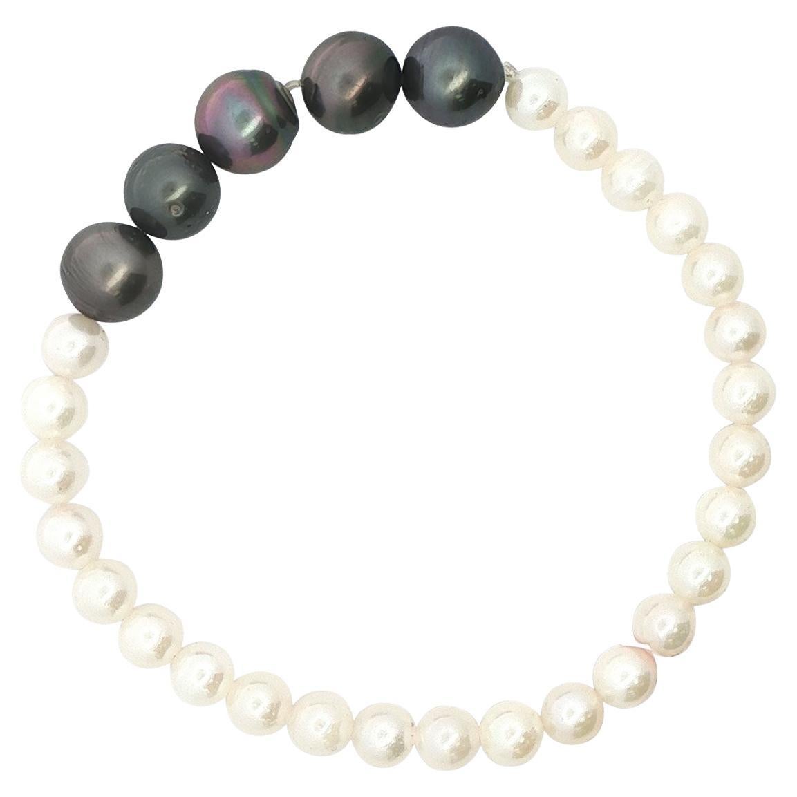 Bracciale elasticizzato di perle bianche e nere con vestibilità comoda per polsi fino a 8 pollici in vendita