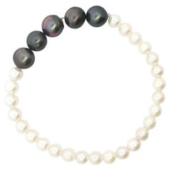 Bracciale elasticizzato di perle bianche e nere con vestibilità comoda per polsi fino a 8 pollici