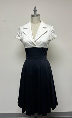 Farbblockiertes Hemdkleid aus schwarzer und weißer Schweizer Baumwolle