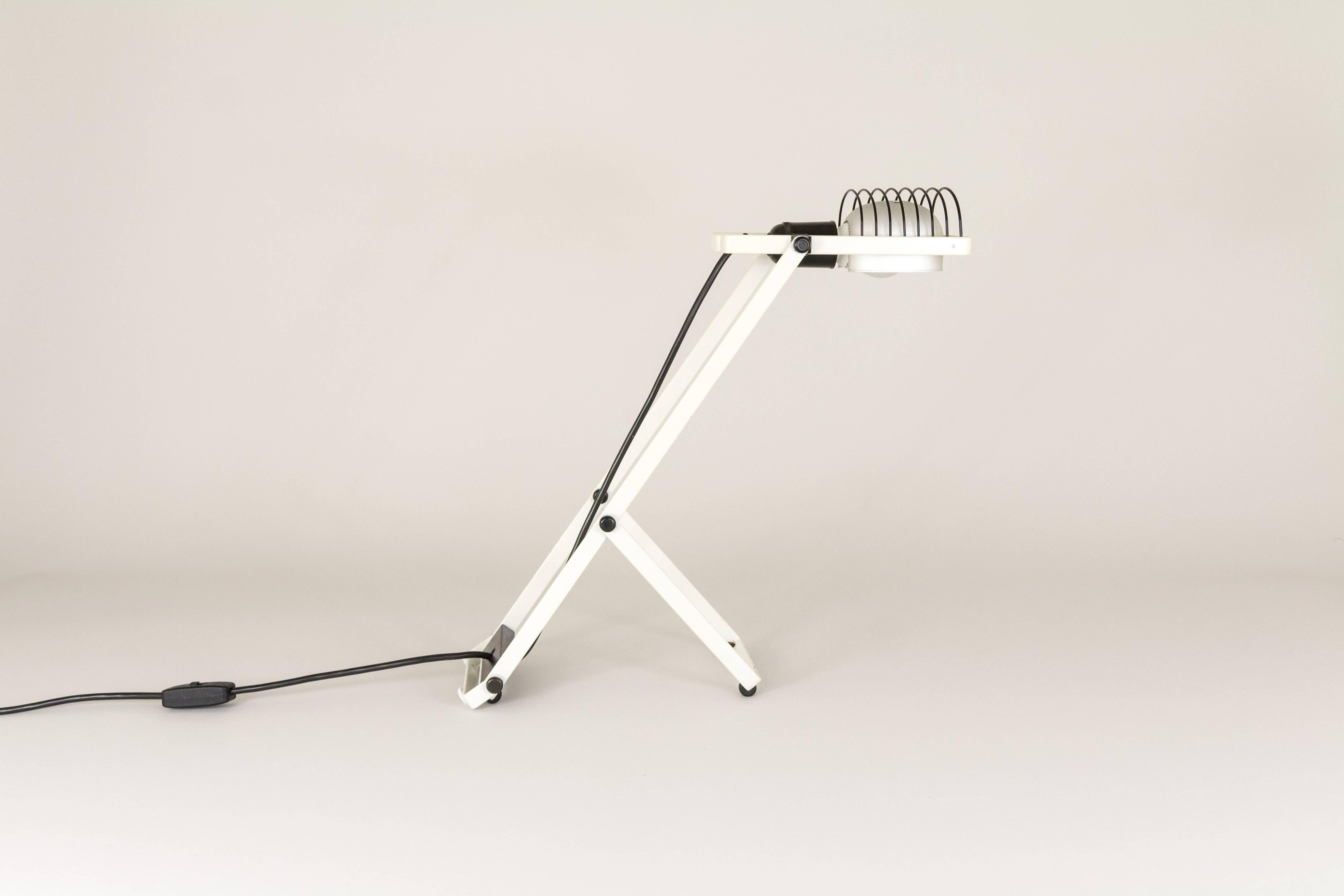 Sintesi table lamp designed by Ernesto Gismondi for Italian lighting company Artemide in the 1970s.

The lamp can be positioned in various ways. The lamp is in excellent condition and it comes with an original and rare shackle which enables to use