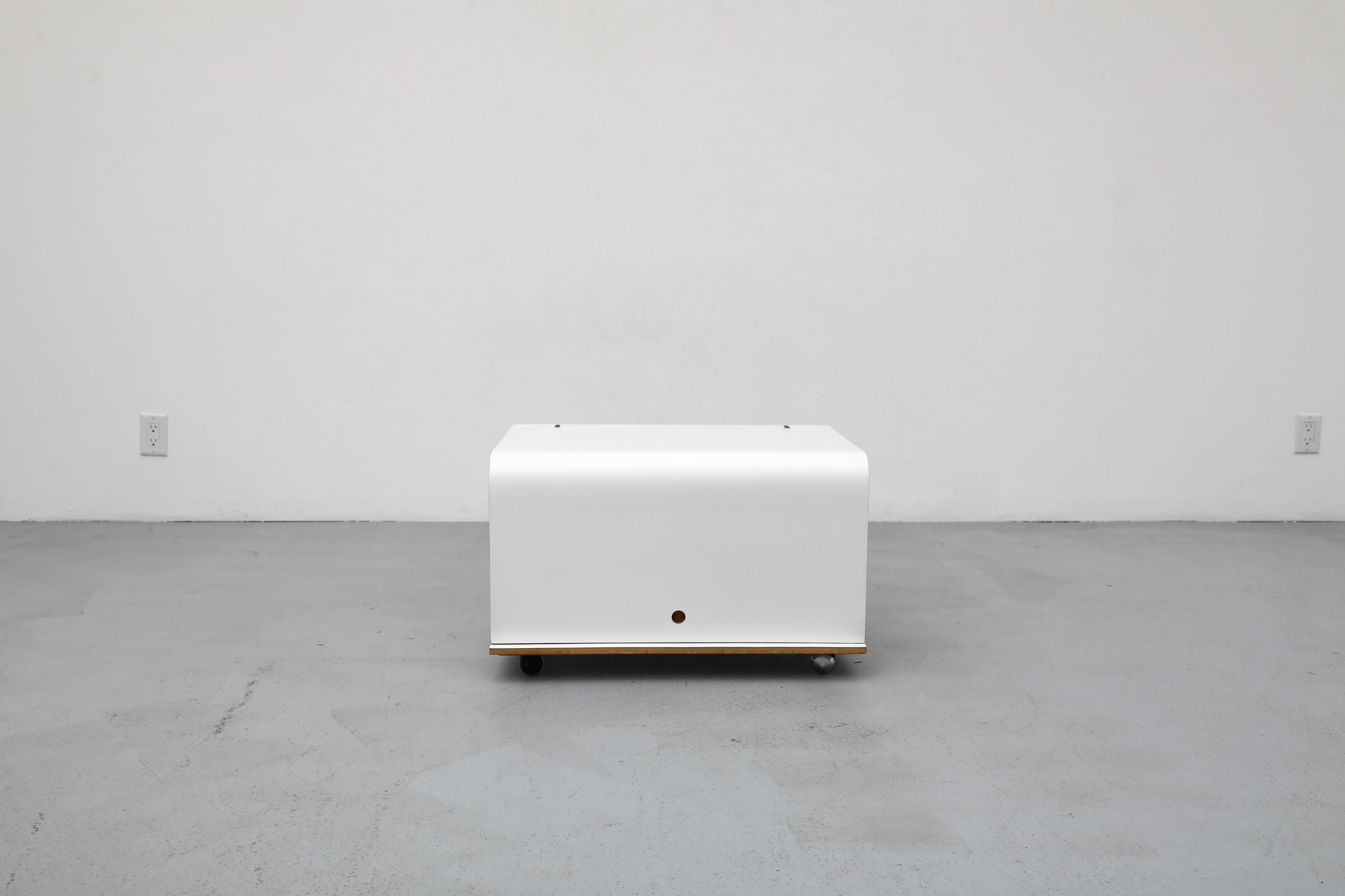 Chariot de bar à roulettes de Giusto Toso pour Stilwood, d'après un dessin des architectes Roberto Pamio et Renato Toso, années 1960. L'armoire repose sur quatre roues et mesure 14,5 pouces lorsqu'elle est fermée. Elle peut s'ouvrir jusqu'à 38