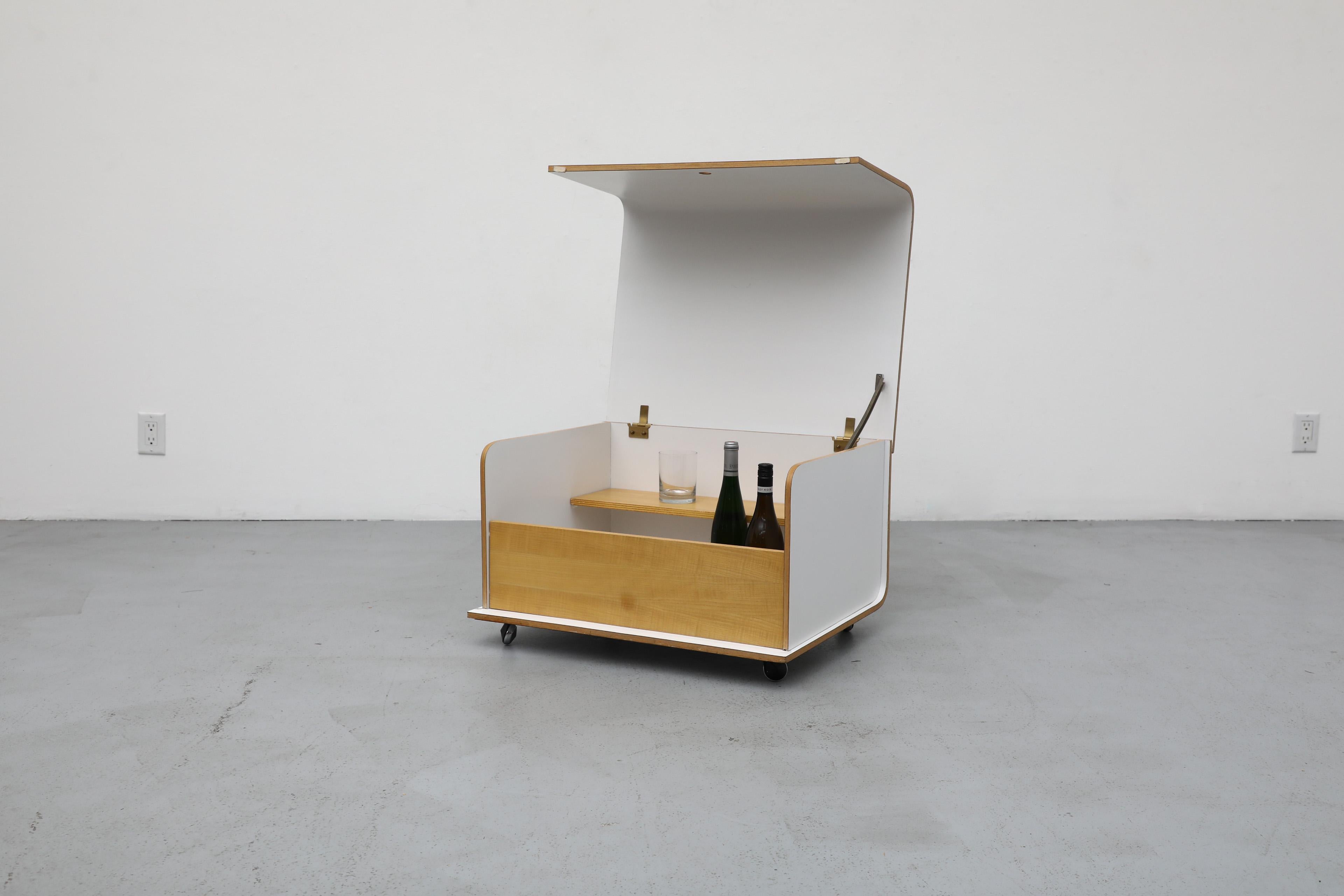 Chariot de bar Rolling White and Blonde de Pamio, Toso & Massari pour Stilwood, années 1960 Bon état - En vente à Los Angeles, CA