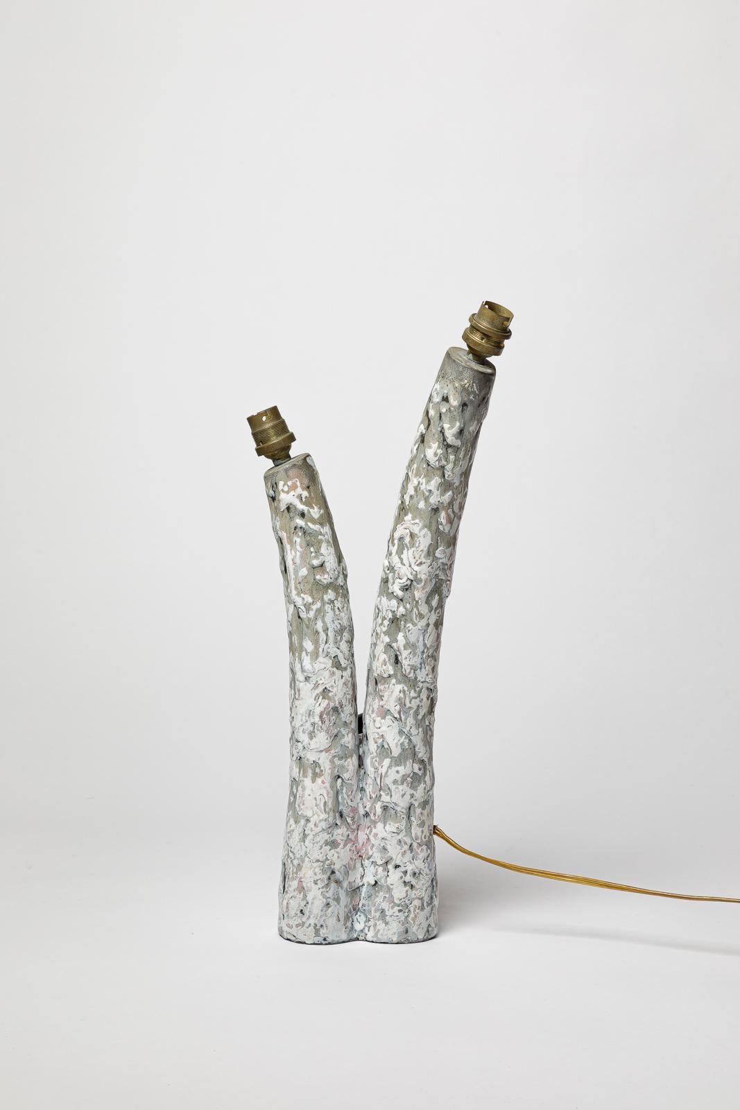 Français Lampe de table en céramique blanche et bleue du 20e siècle par Marcel Giraud Vallauris en vente