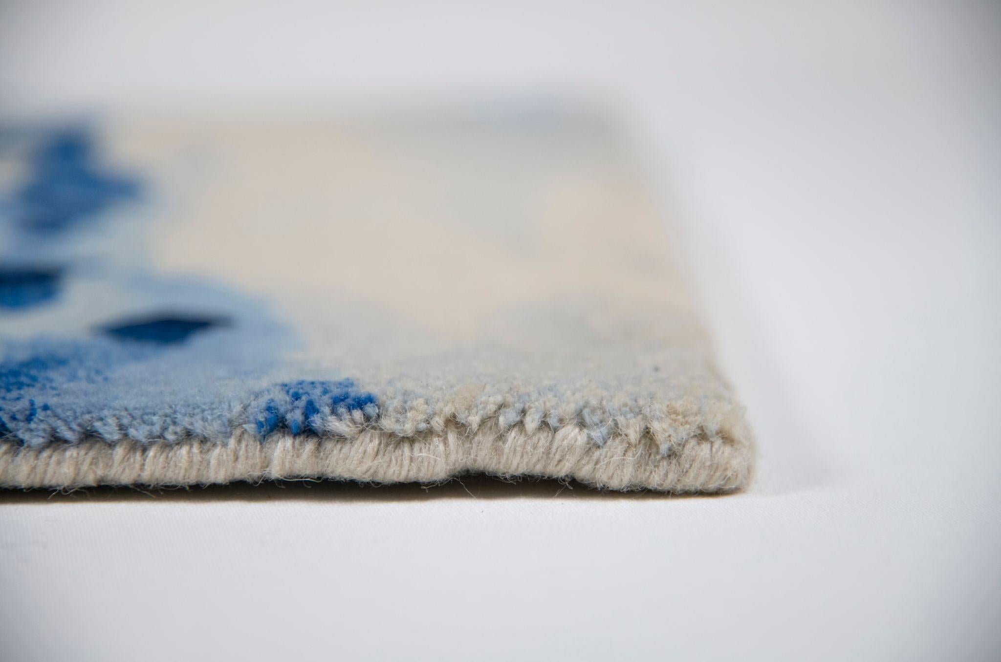 Indiano Tappeto astratto bianco e blu - Sumi Blue in vendita