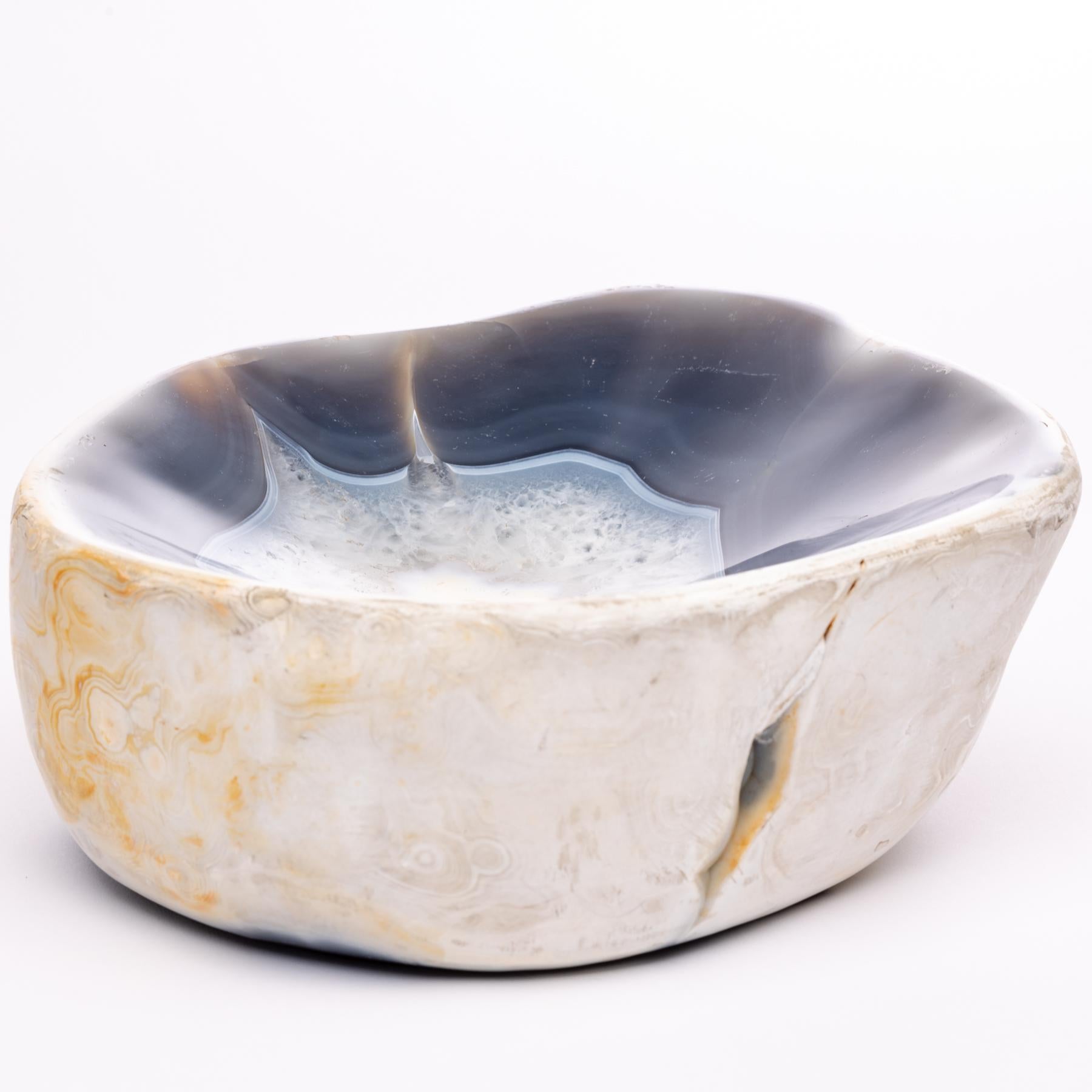 White and Blue Agate Geode Bowl from Madagascar In New Condition In Polanco, CDMX