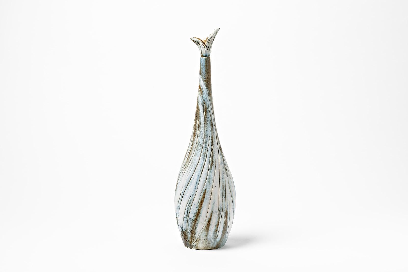Francese Bottiglia o vaso in ceramica bianca e blu Art Decor, 1950 circa in vendita
