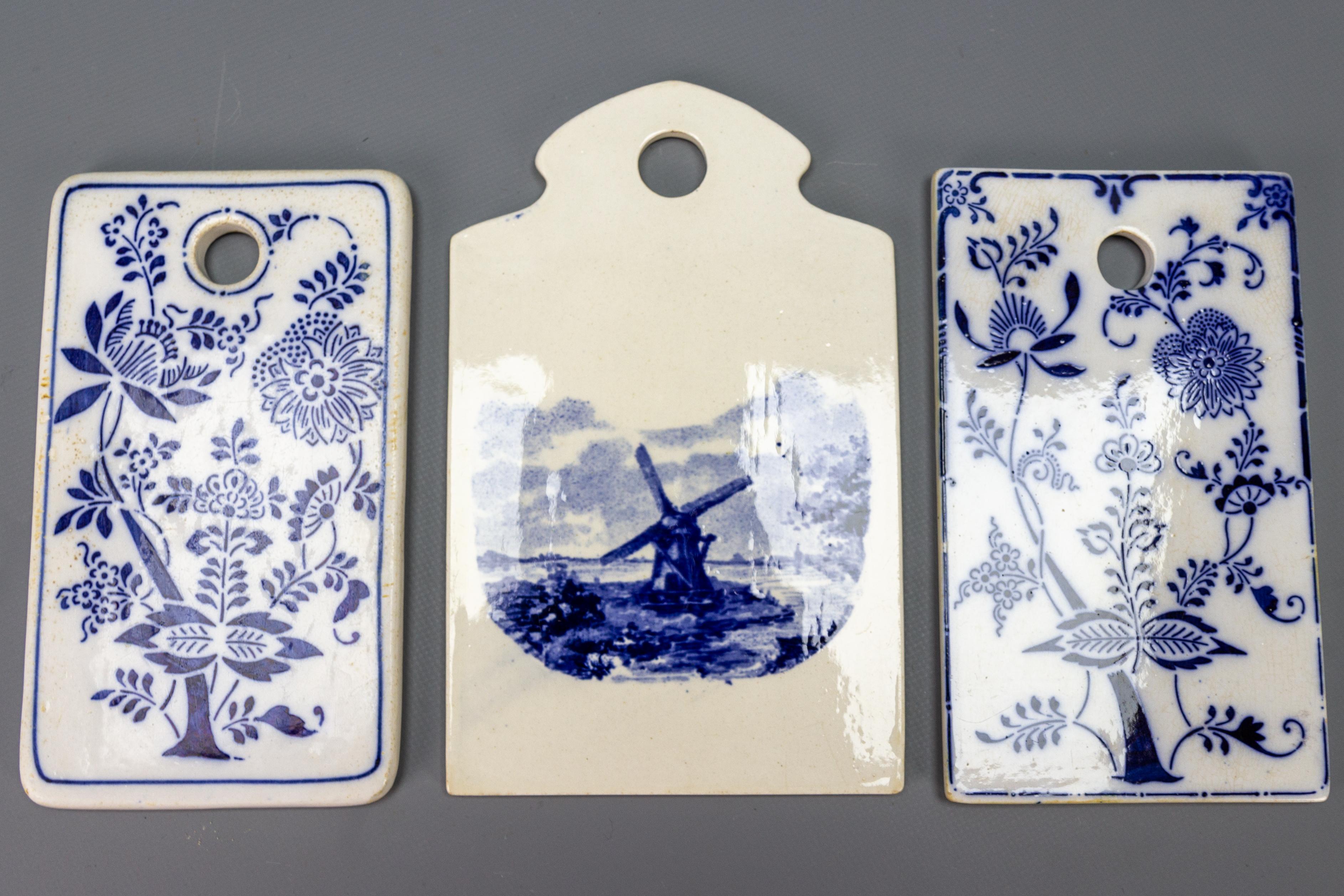 Tablas de desayuno de cerámica blanca y azul, juego de tres tablas, Alemania, hacia la década de 1920.
Precioso juego de tres antiguas tablas de desayuno, mantequeras o paneras de porcelana. Dos tableros están decorados con dibujos de cebollas