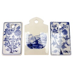 Set von drei weißen und blauen Keramik-Frühstücksbrettern, Deutschland, 1920er Jahre