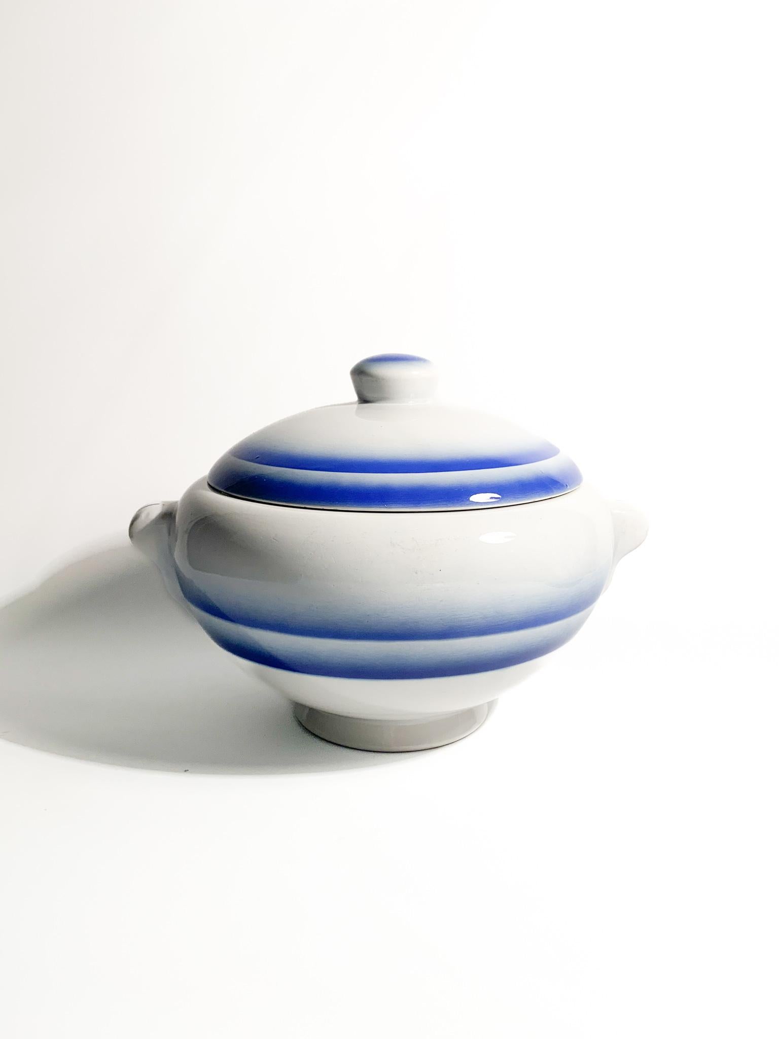 Centerpiece / tureen in white ceramic and blue stripes, made by Galvani Pordenone in the 1950s

Ø 25 cm h 16 cm

The 