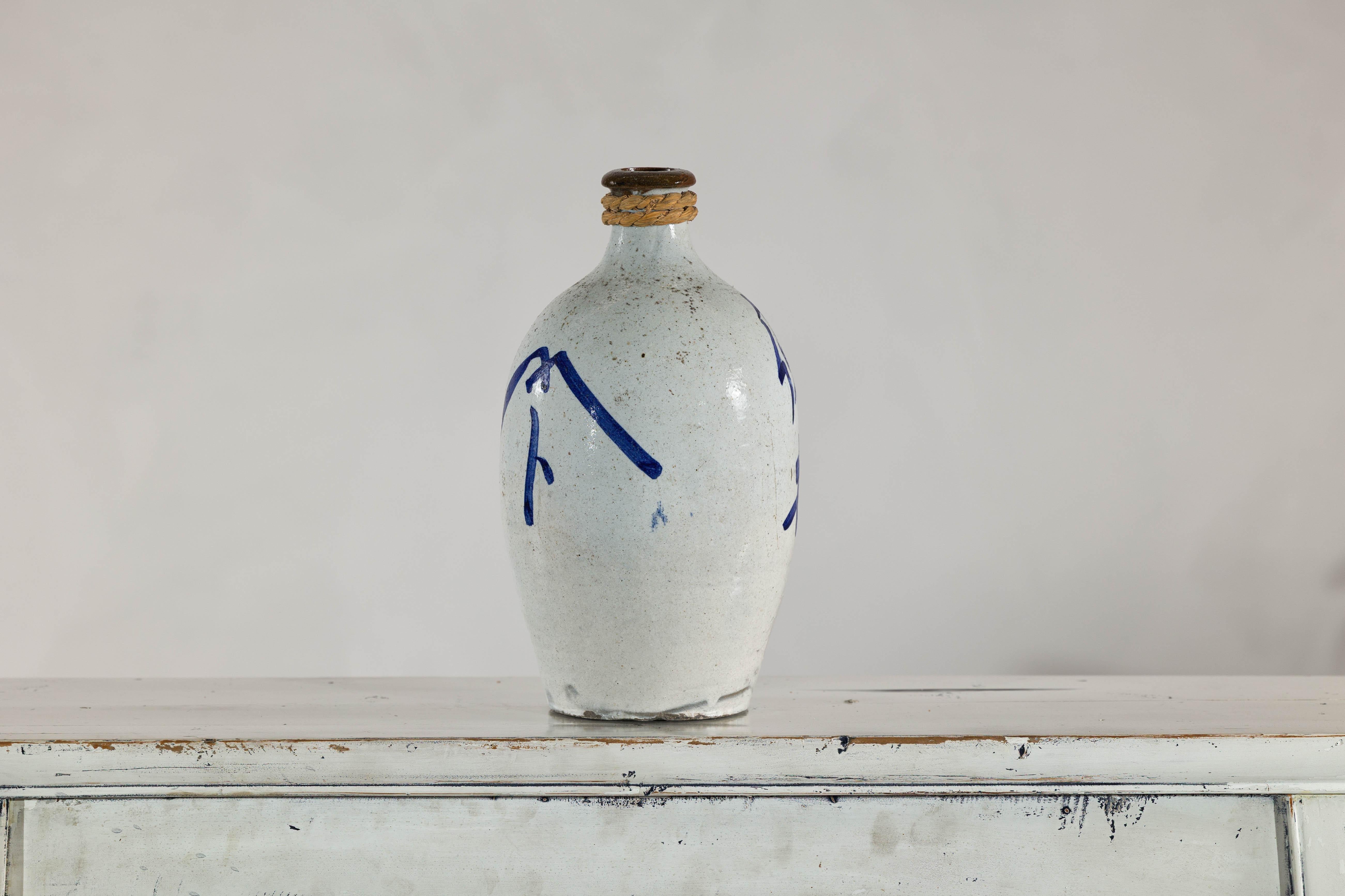 Cinese Brocca in ceramica bianca e blu con manico in corda intrecciata e calligrafia in vendita
