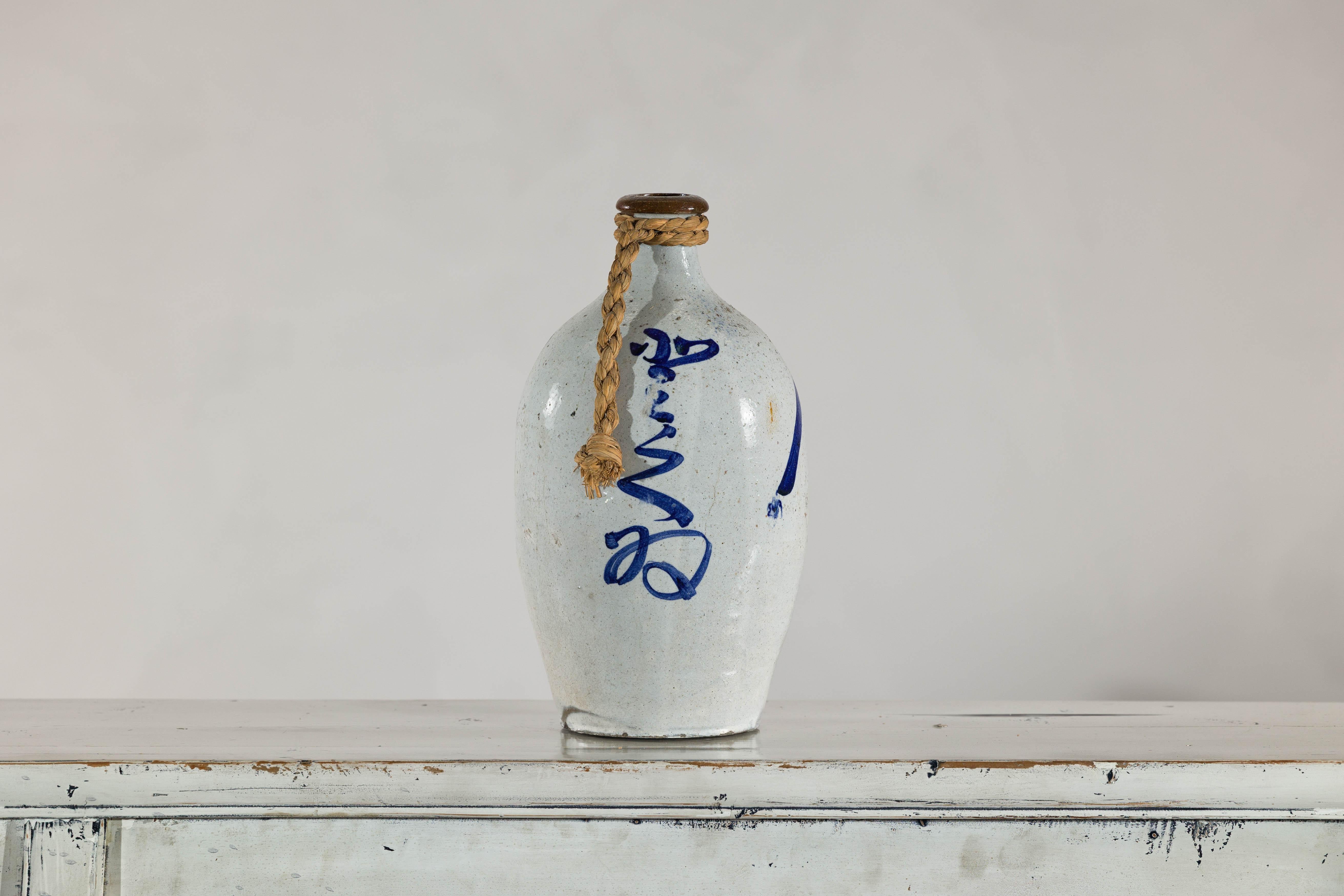 Brocca in ceramica bianca e blu con manico in corda intrecciata e calligrafia In condizioni buone in vendita a Yonkers, NY