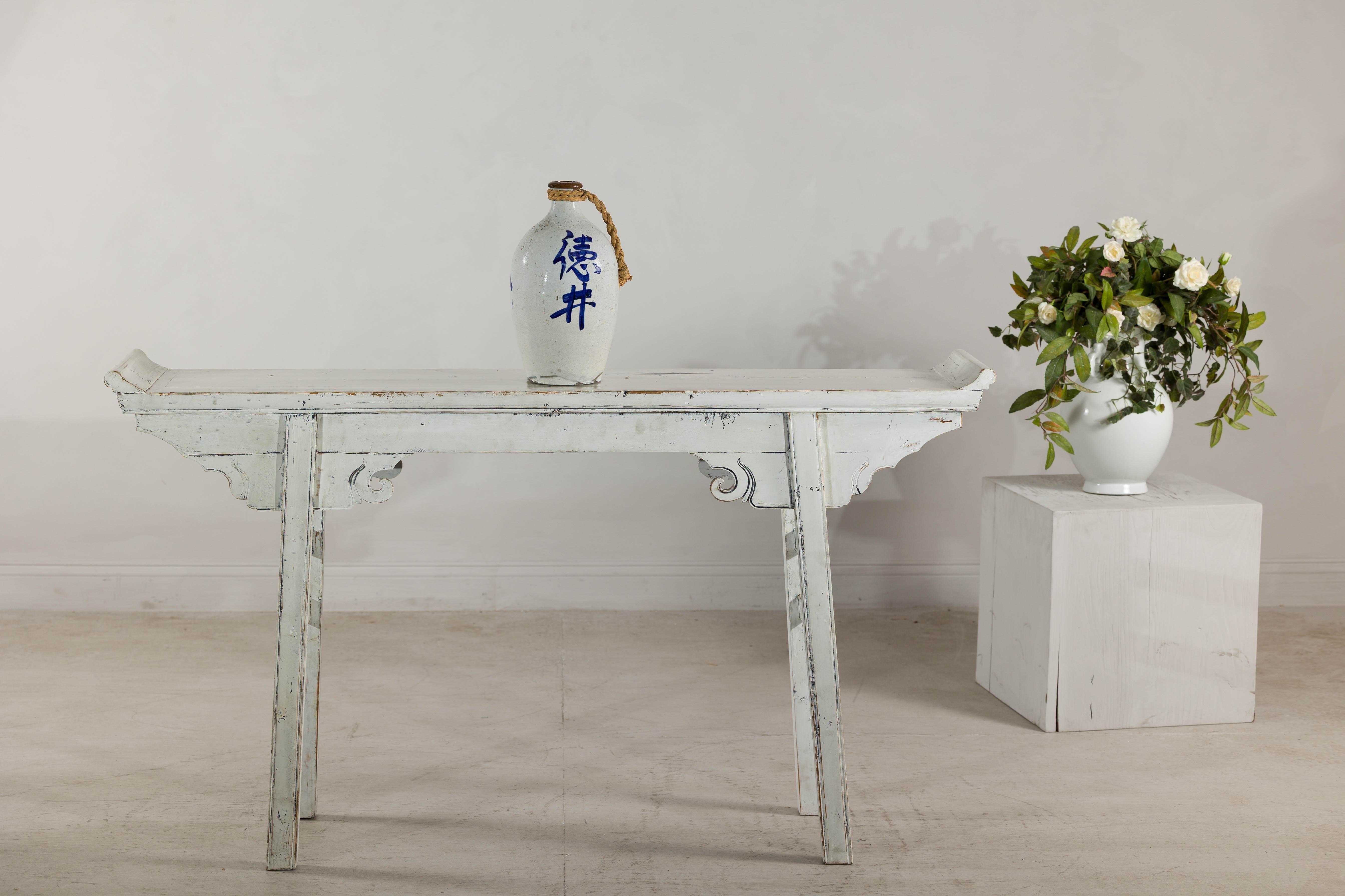 XX secolo Brocca in ceramica bianca e blu con manico in corda intrecciata e calligrafia in vendita