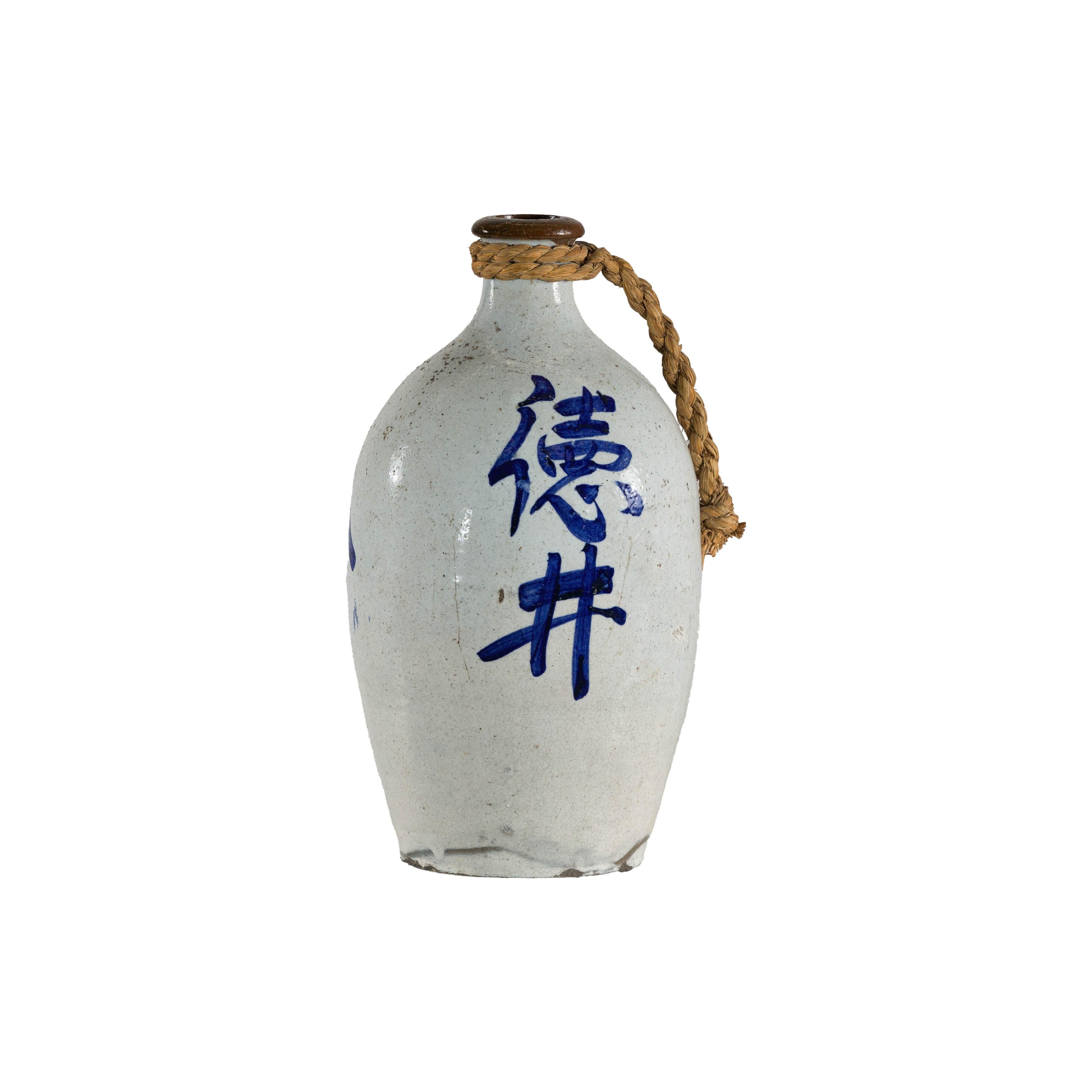 Ceramica Brocca in ceramica bianca e blu con manico in corda intrecciata e calligrafia in vendita