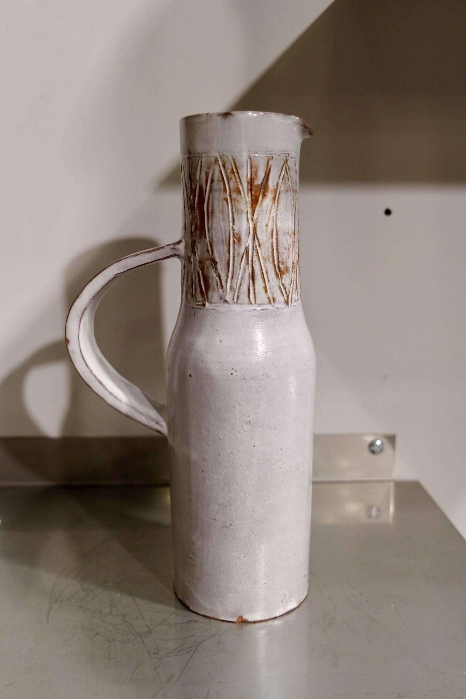 circa 1960.
White and blue enamelled ceramic pitcher by Les Argonautes, France.
(Isabelle Ferlay et Frédérique Bourguet).
Fantastic glaze.

A tiny crack at the base (see photos).
Dimensions: Height 25.5 cm / Diameter (base): 7.5 cm.