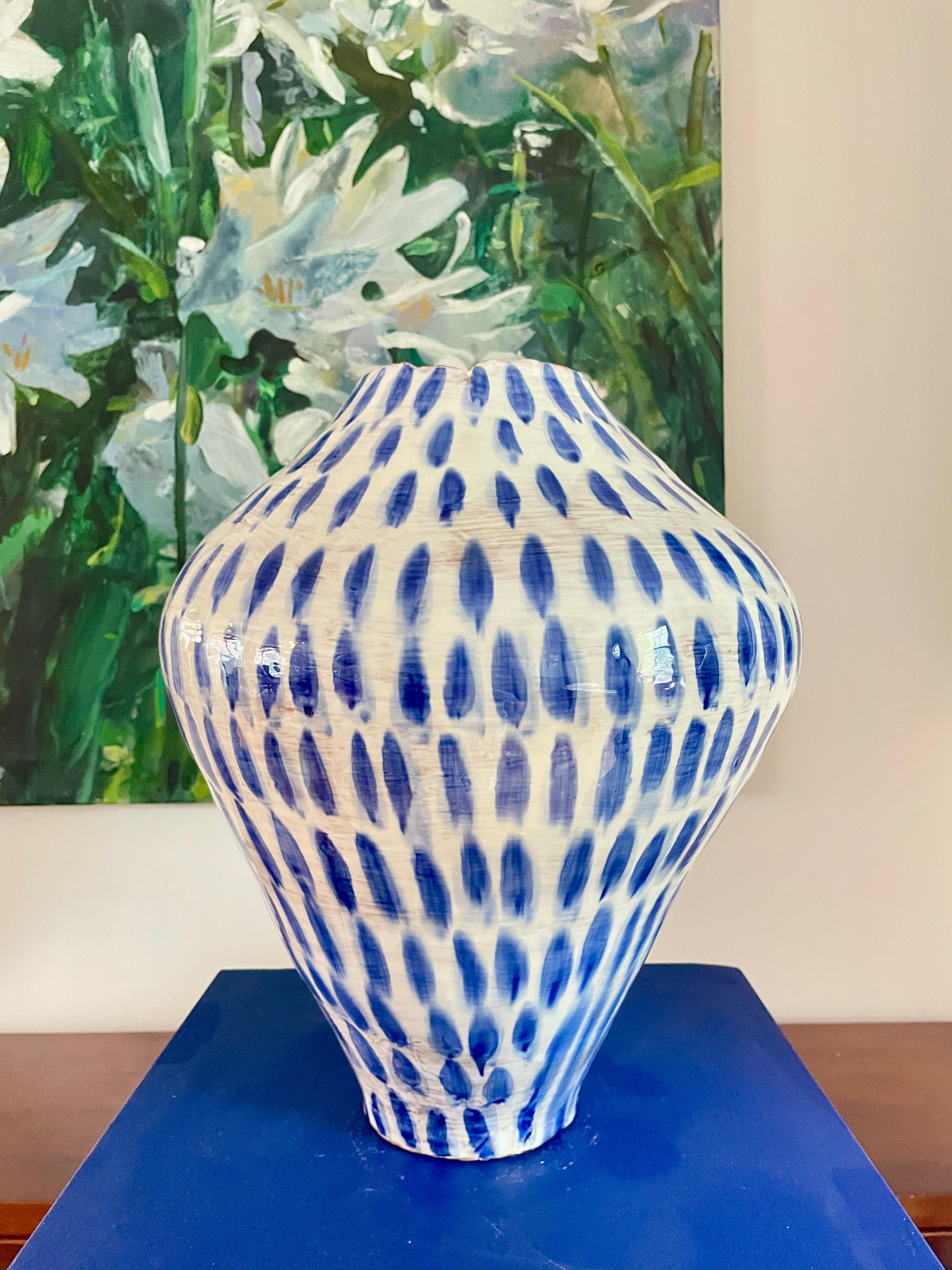 Greco-romano White and  blue coiled majolica vase hand-painted Italy contemporary in vendita