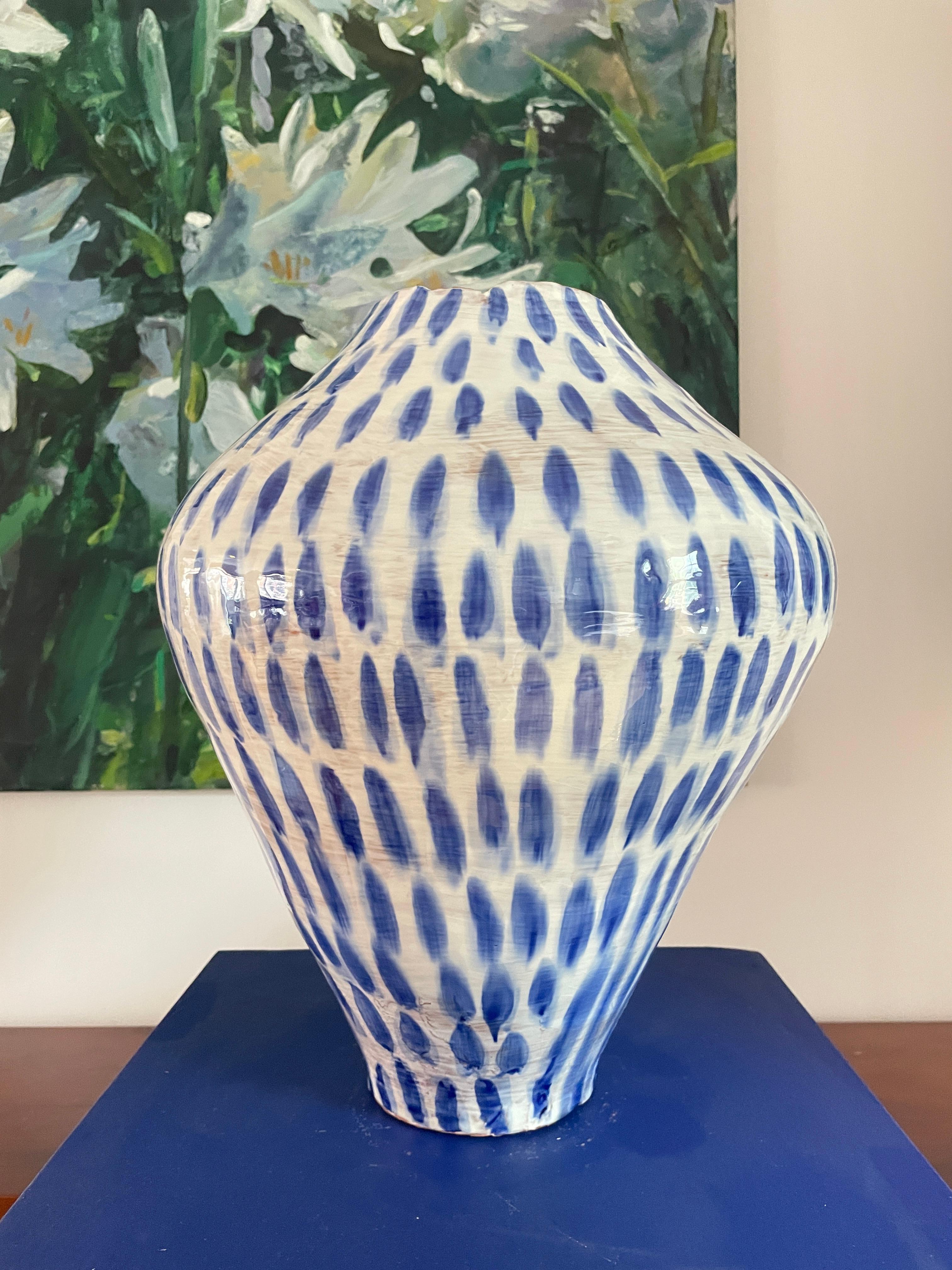 Italiano White and  blue coiled majolica vase hand-painted Italy contemporary in vendita