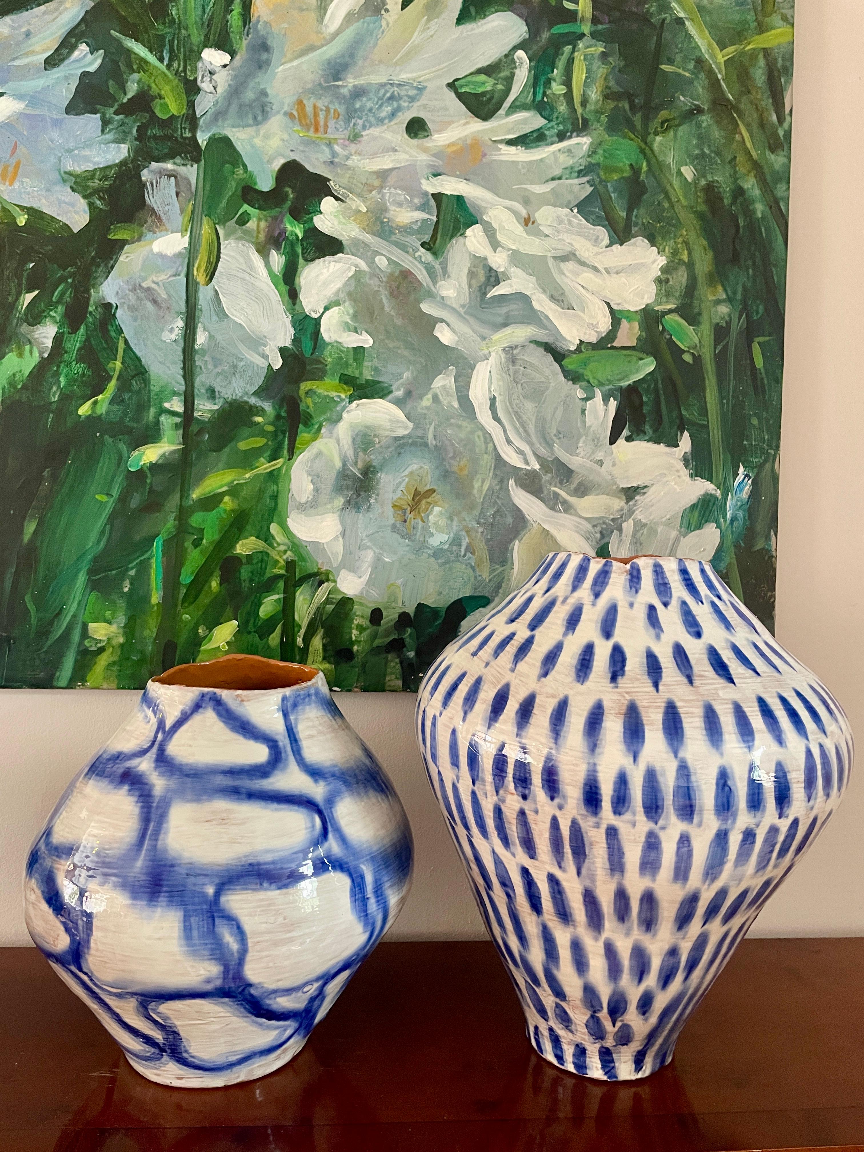 Smaltato White and  blue coiled majolica vase hand-painted Italy contemporary in vendita