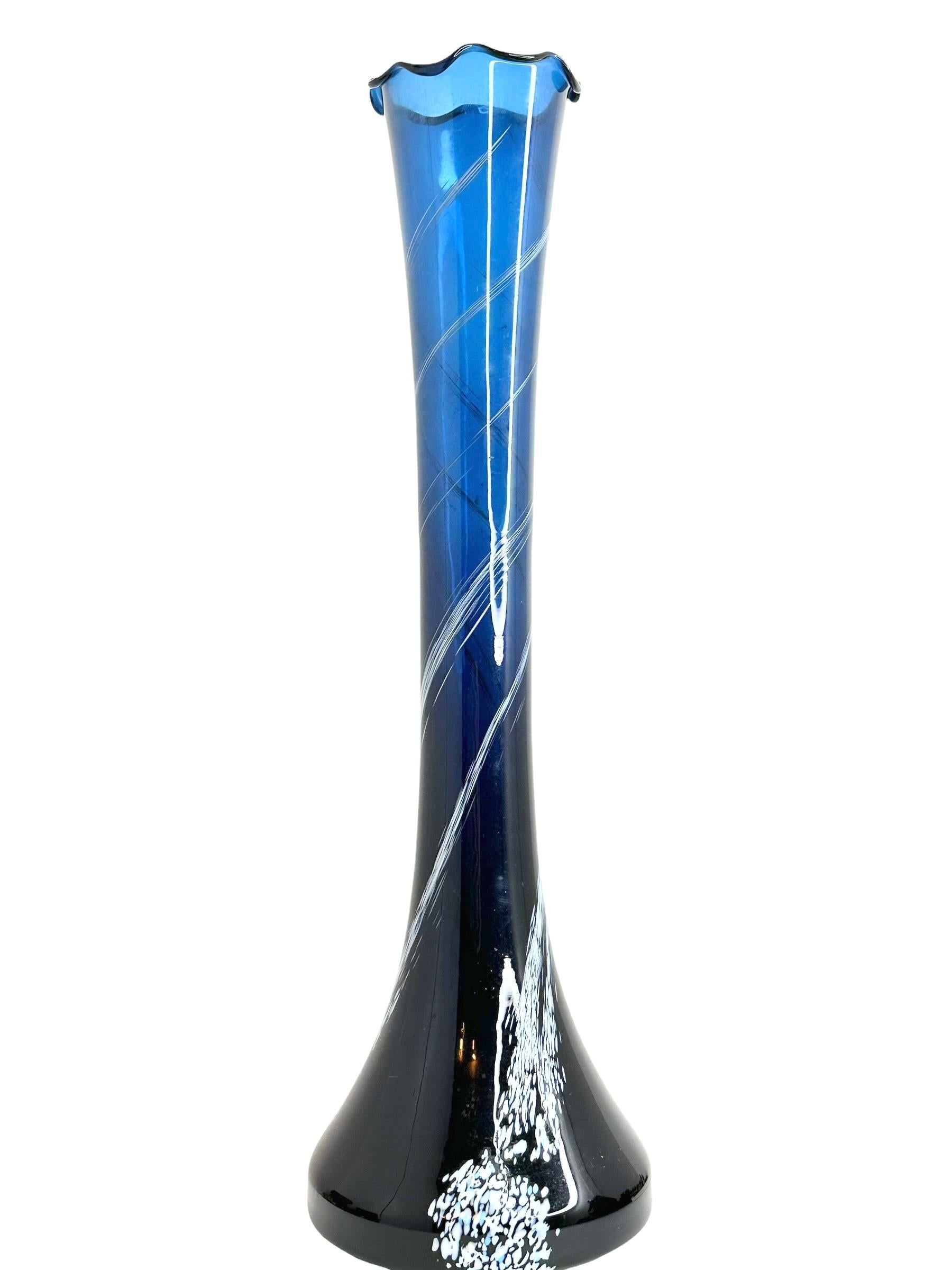 Bellissimo vaso in vetro artistico italiano soffiato a mano di Murano. Creato da un'azienda di vetro di Murano. Un bellissimo pezzo d'arte per ogni stanza. Trovato in una vendita immobiliare a Bergamo, Italia.