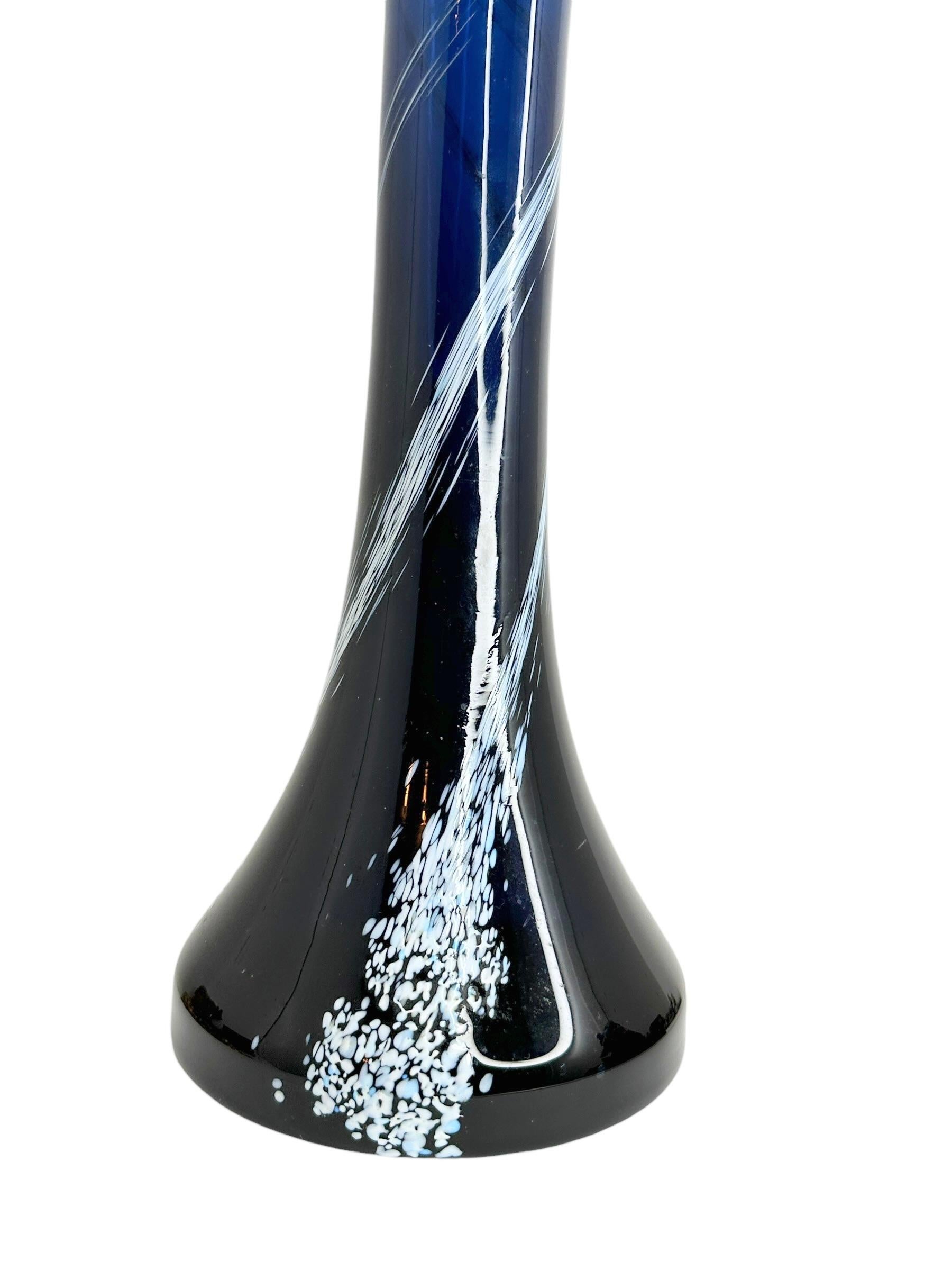 Italiano Vaso in vetro di Murano bianco e blu, Italia, anni '70 in vendita