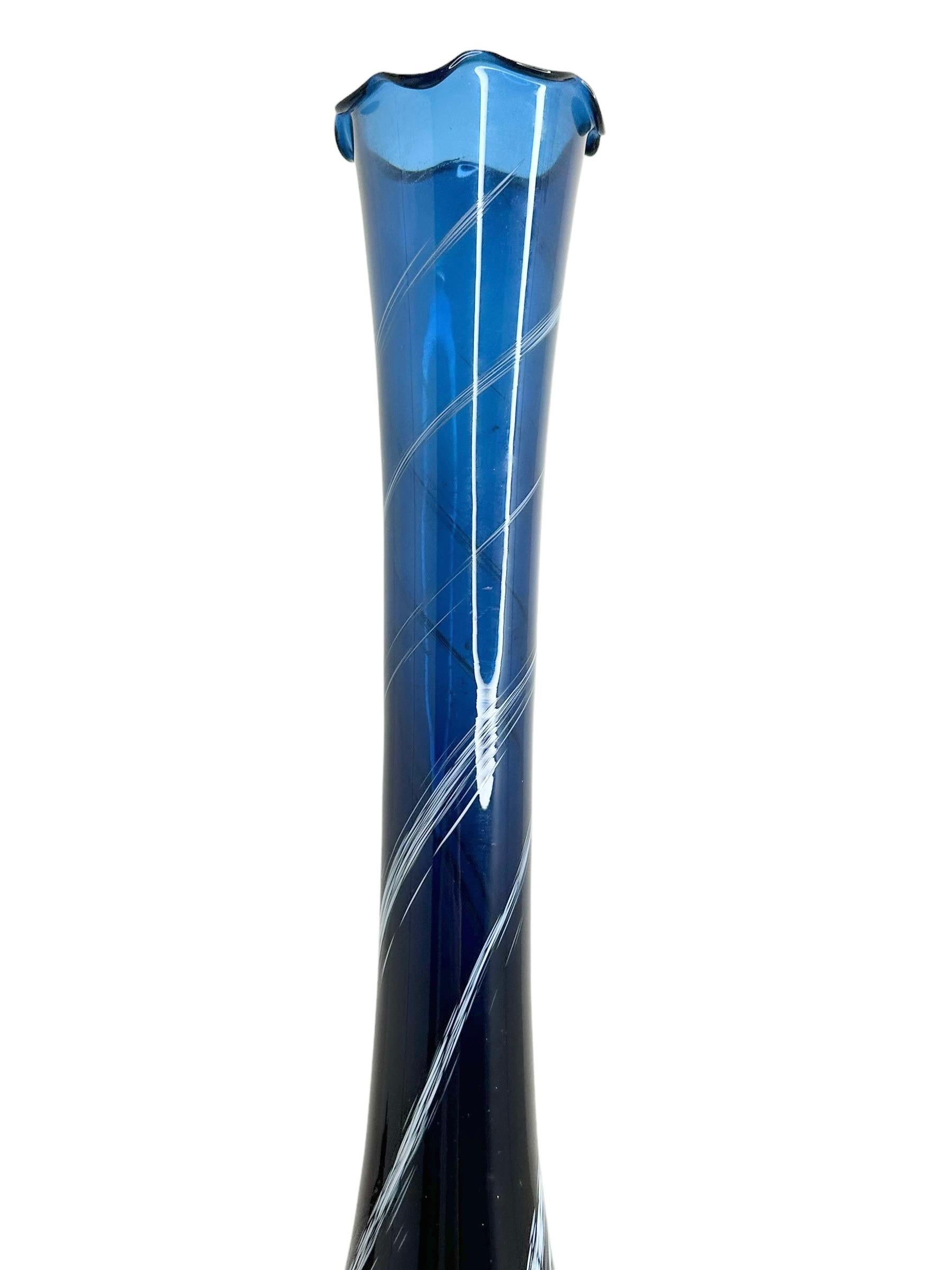Fine XX secolo Vaso in vetro di Murano bianco e blu, Italia, anni '70 in vendita