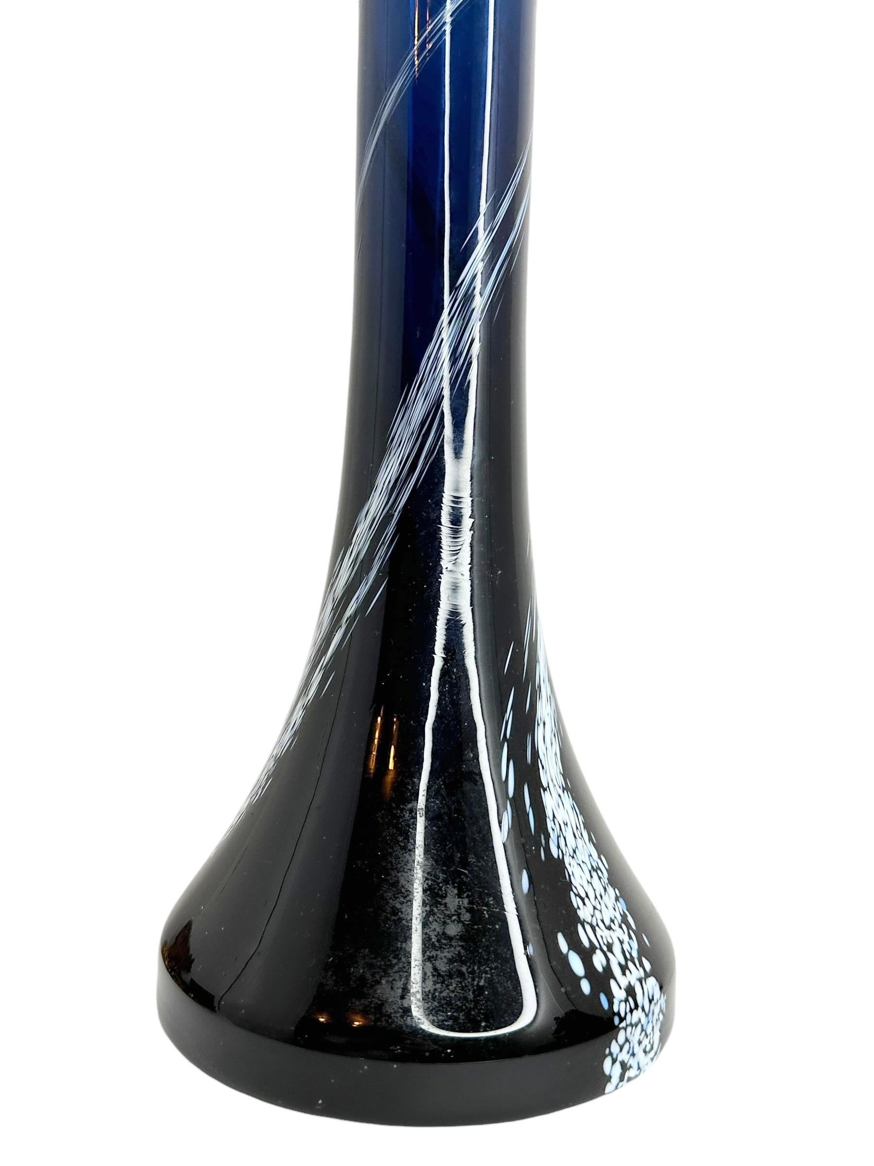 Vaso in vetro di Murano bianco e blu, Italia, anni '70 in vendita 1