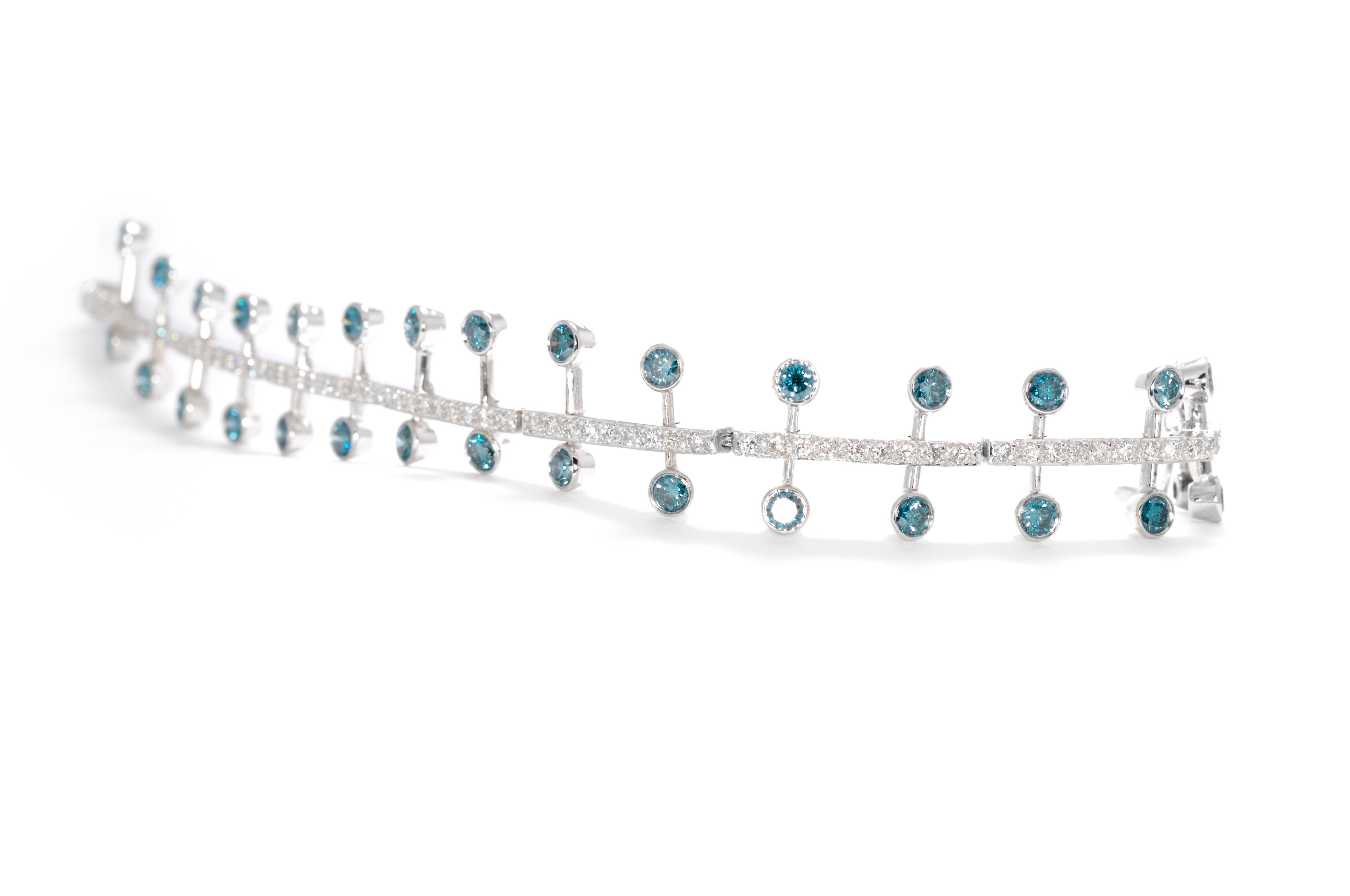 Bracelet de diamants blancs et bleus : 6.76tcw. Les diamants blancs sont : F-G VS1-SI1. Les diamants bleus sont : Couleur bleue améliorée VS1-VS2. Métal : or blanc 18 carats. Longueur : 7