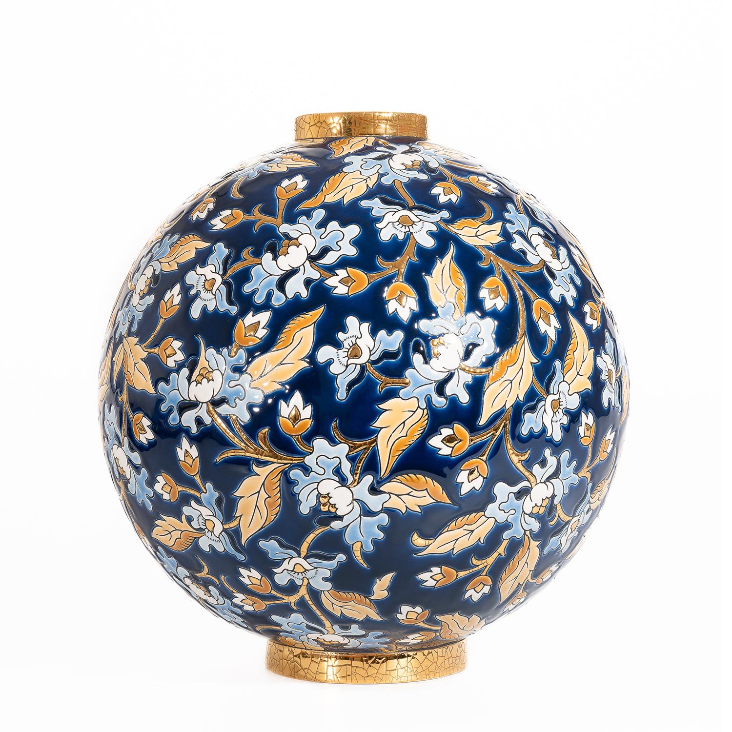 Vase Weiß und Blau Blumen alle in emailliertem Steingut,
Emaux de Longwy, hergestellt in Frankreich, mit 24 Karat vergoldet.