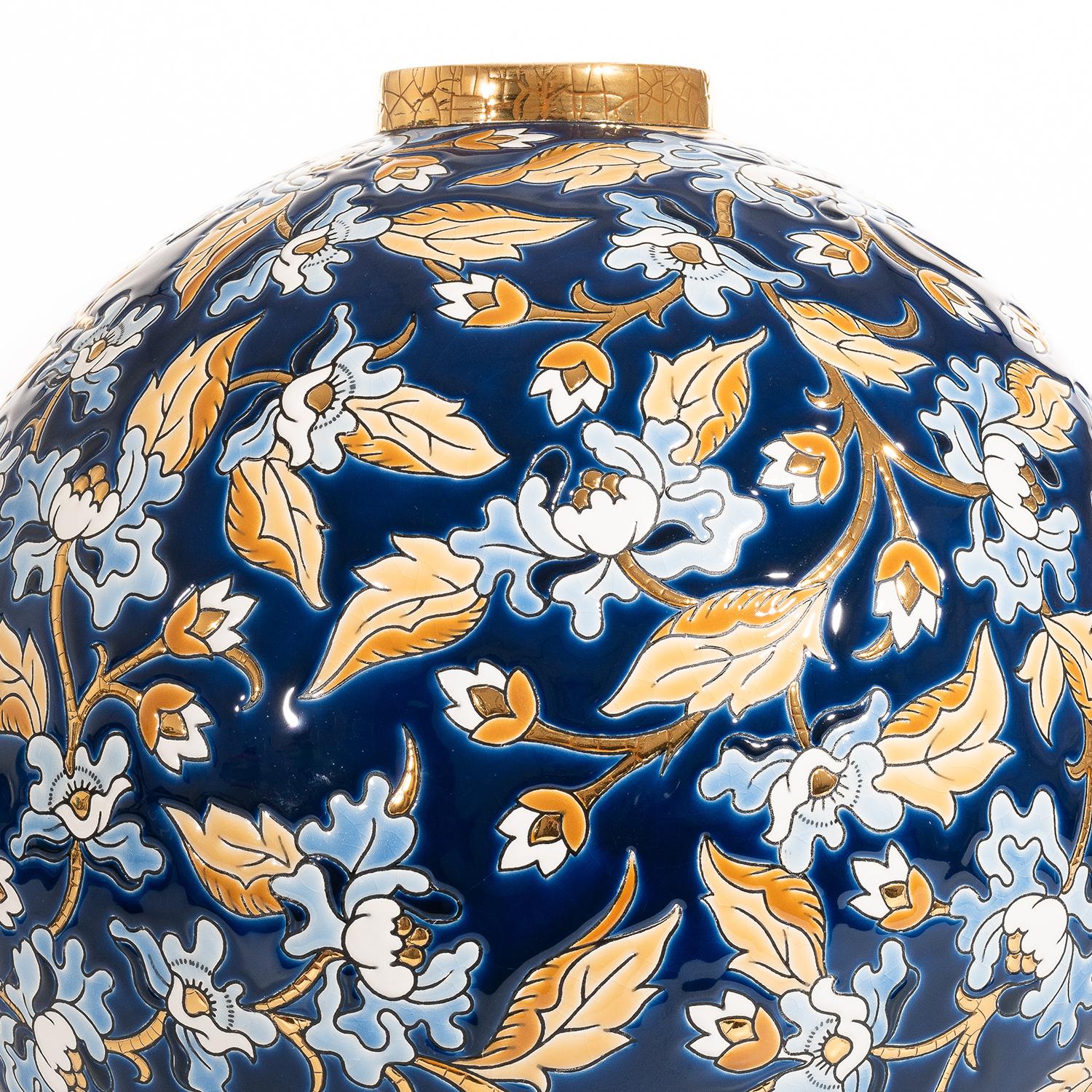 Vase mit weißen und blauen Blumen (Französisch) im Angebot