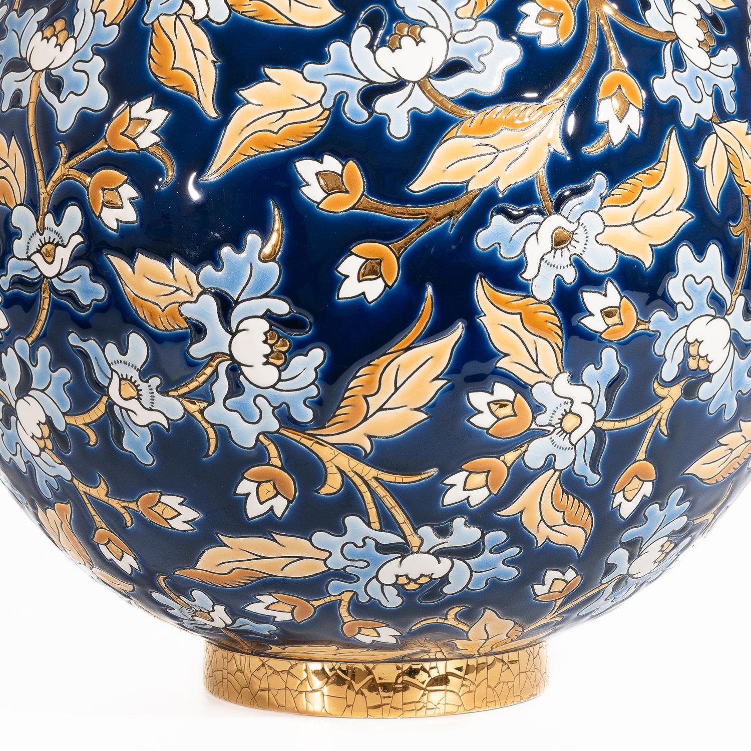 Vase mit weißen und blauen Blumen (Emailliert) im Angebot